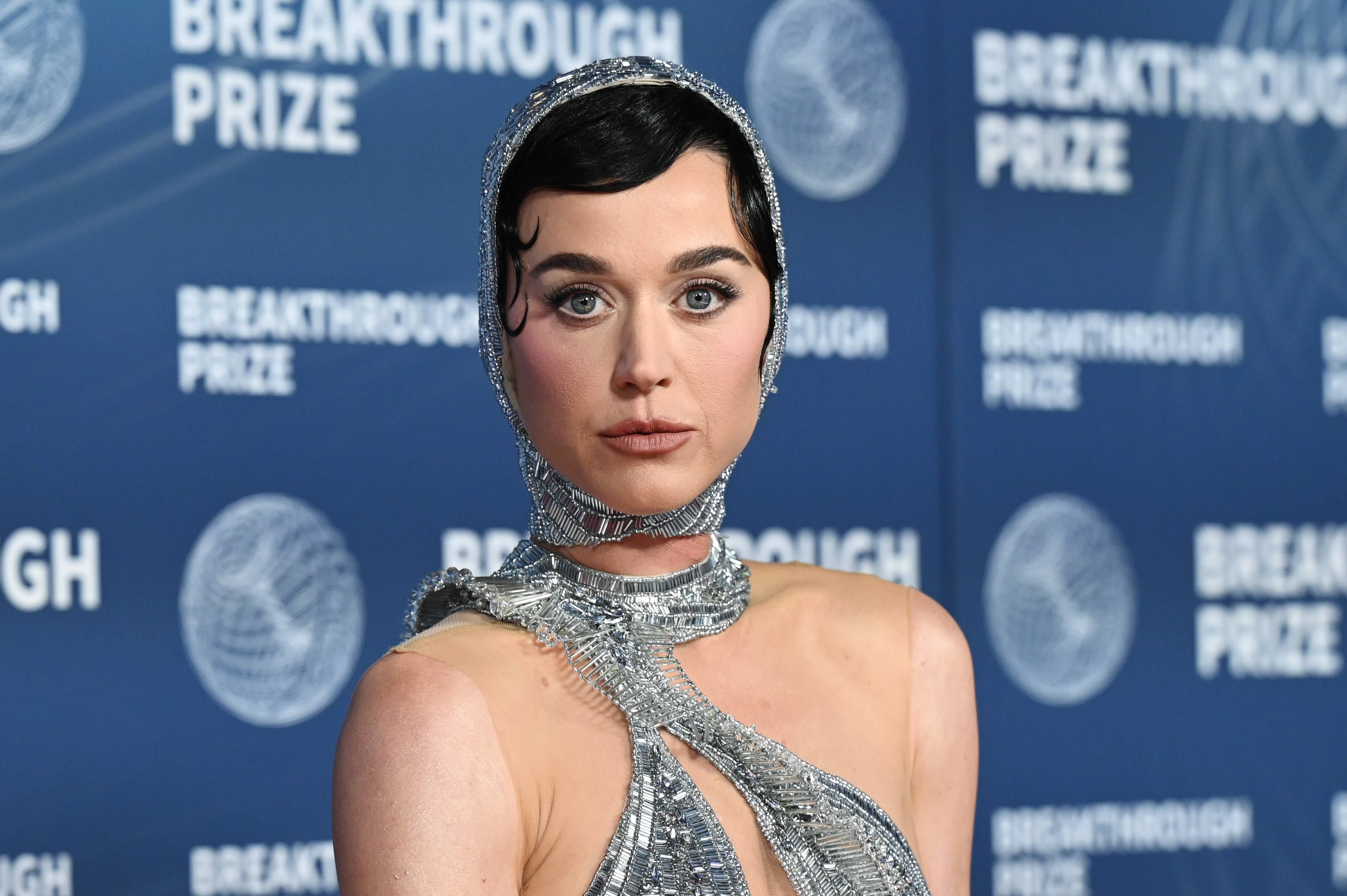 Apenas unos meses antes de que se viera a Perry y a Trudeau juntos, la cantante apareció con un conjunto plateado y un tocado a juego. Asistió a la ceremonia de entrega de los Premios Breakthrough en Santa Mónica, California, el 5 de abril de 2025. | Fuente: Getty Images