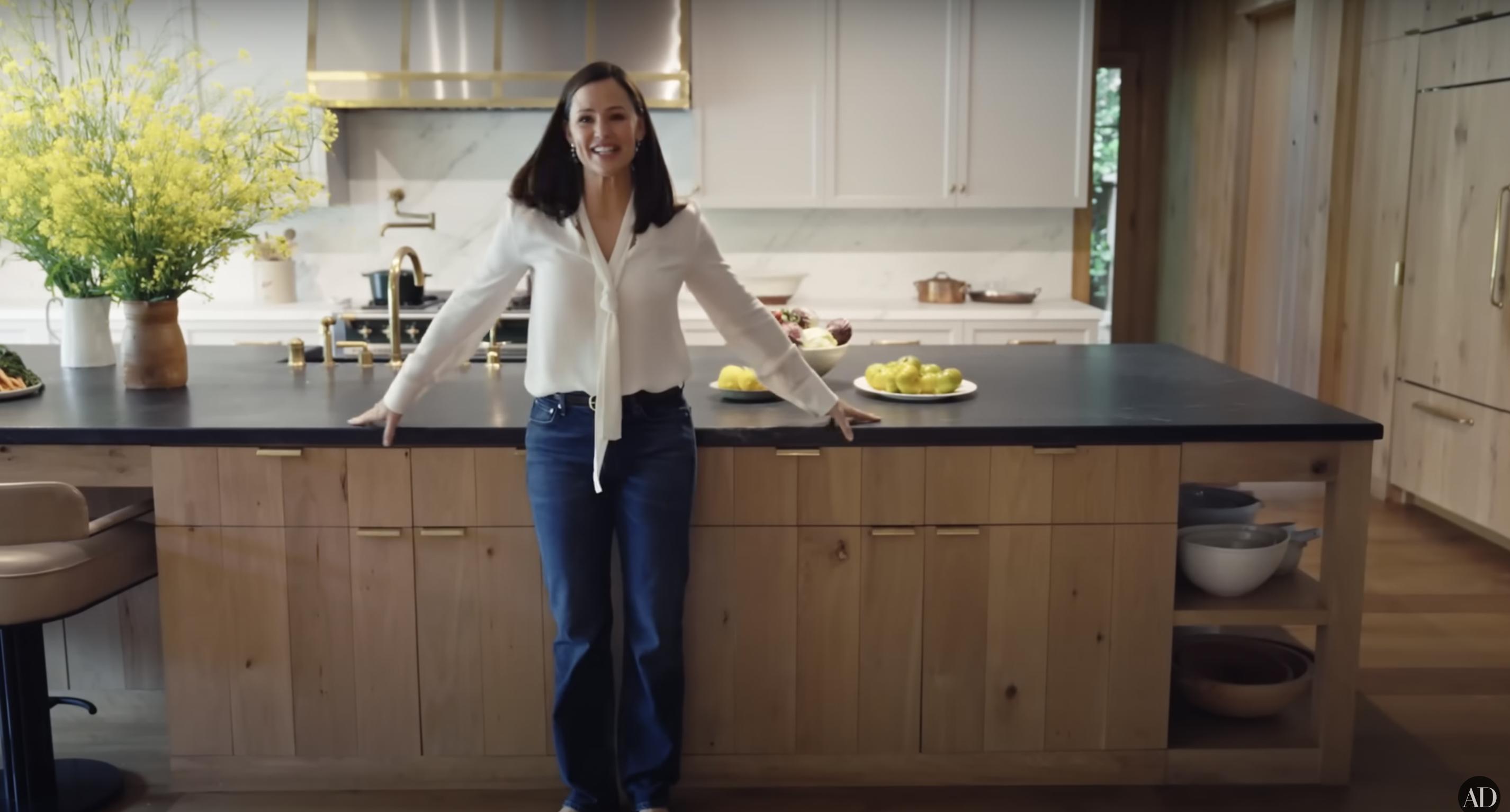 Jennifer Garner muestra su cocina, fechada el 3 de septiembre de 2024 | Fuente: YouTube/@Archdigest