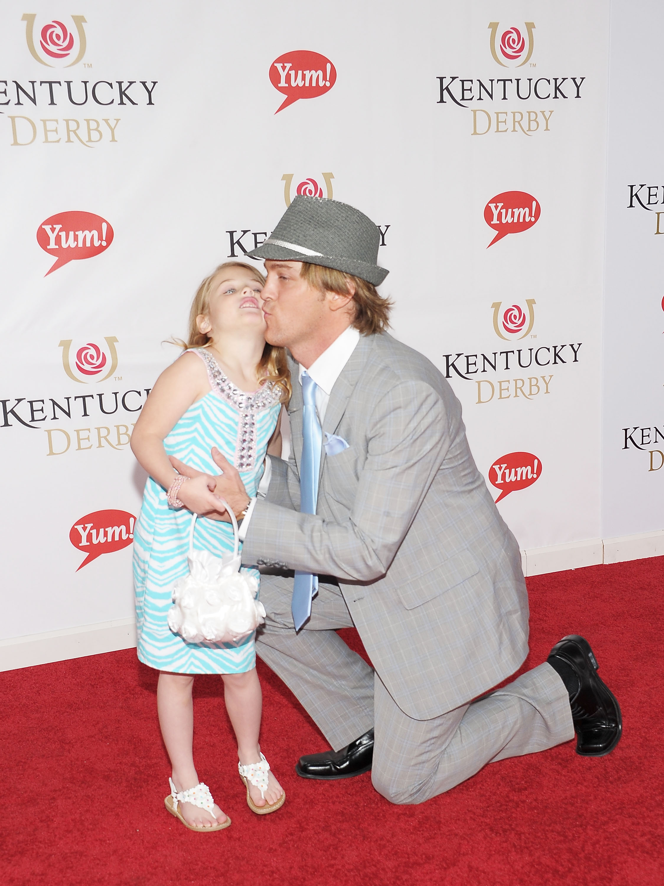 El fotógrafo Larry Birkhead y su hija Dannielynn Birkhead asisten al 137º Derby de Kentucky en Churchill Downs, el 7 de mayo de 2011, en Louisville, Kentucky. | Foto: Getty Images
