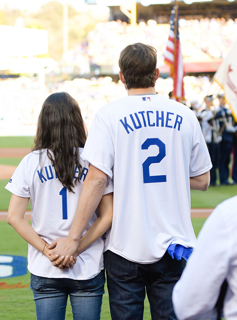 Mila Kunis y Ashton Kutcher asisten al cuarto partido de la NLCS entre los Chicago Cubs y los Los Angeles Dodgers el 19 de octubre de 2016 | Fuente: Getty Images