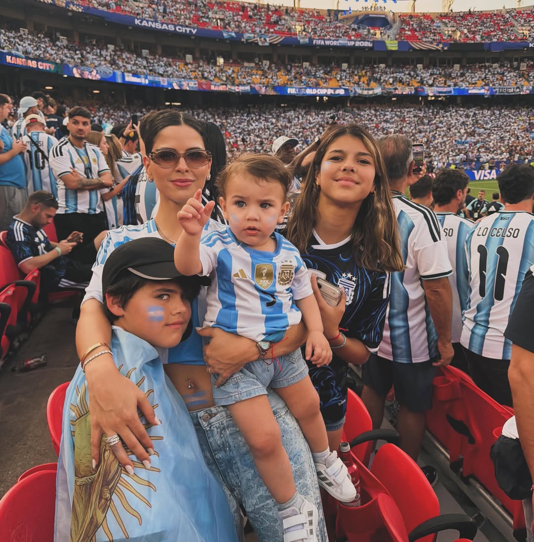 Camila Galante junto a sus hijos alentando a la selección argentina desde la tribuna | Fuente: Instagram/ccamilagalantee