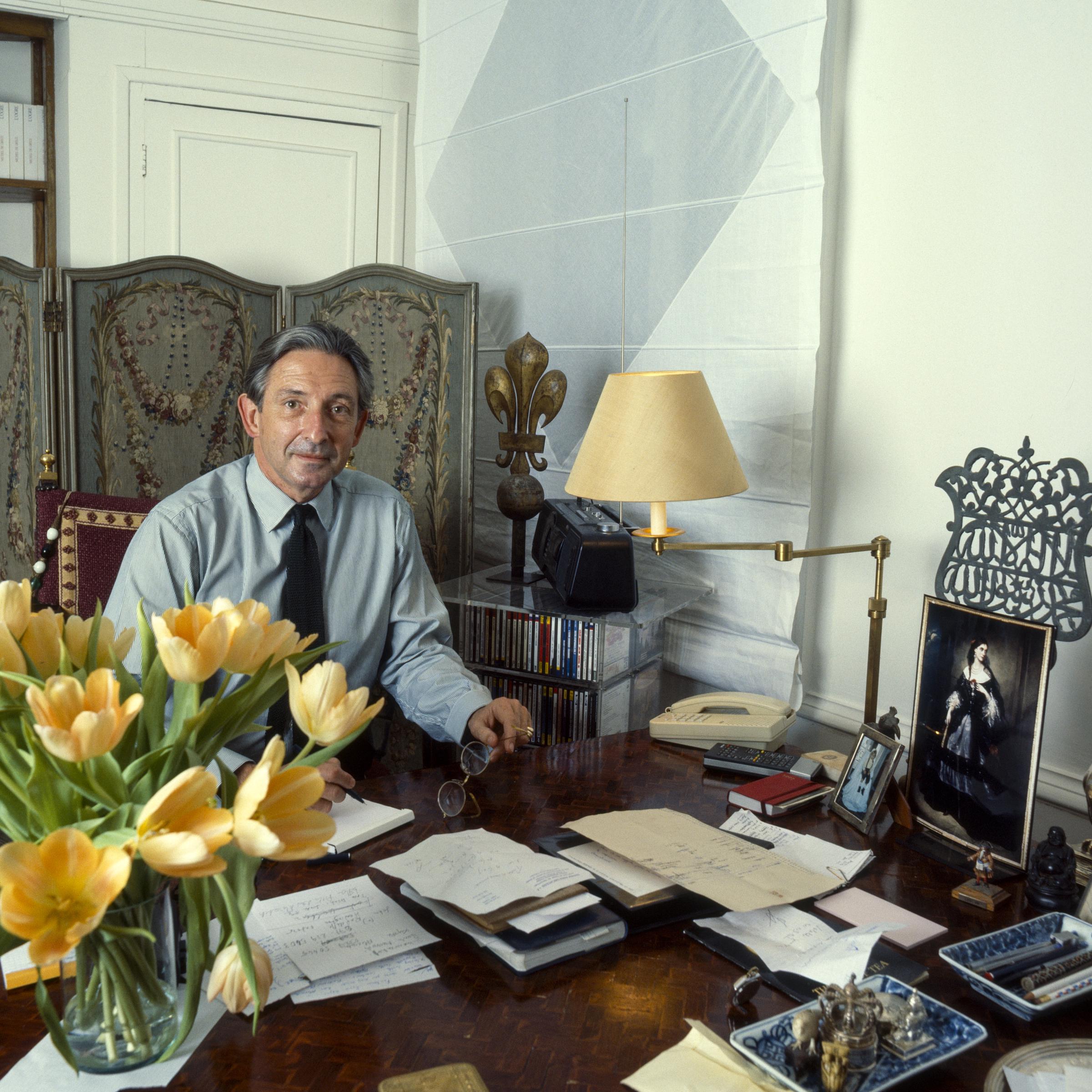 Michel de Grece en su Apartamento de París el 14 de diciembre de 1995 | Fuente: Getty Images