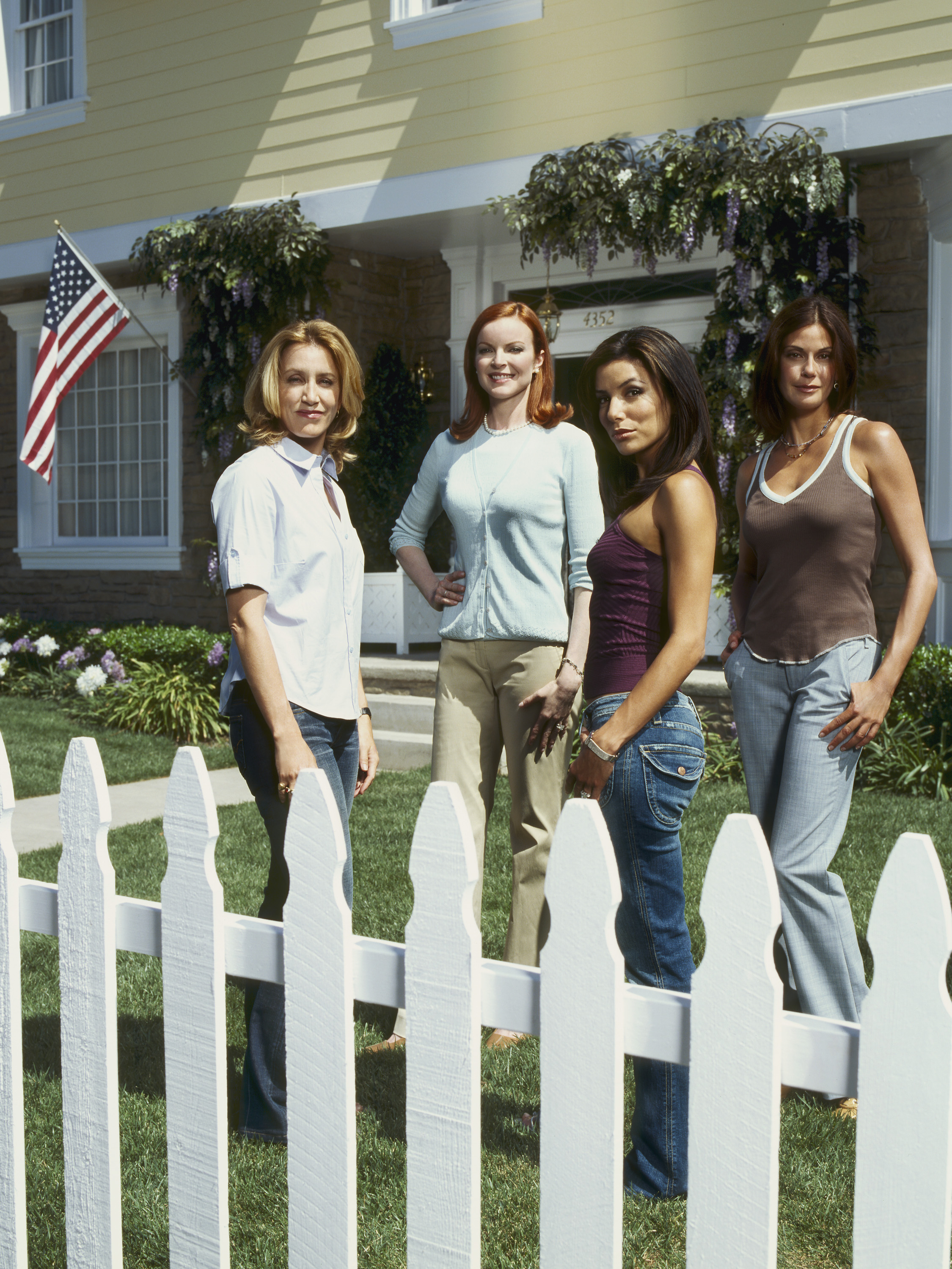 Felicity Huffman, Marcia Cross, Eva Longoria y Teri Hatcher en el plató de "Desperate Housewives", 2004 | Fuente: Getty Images