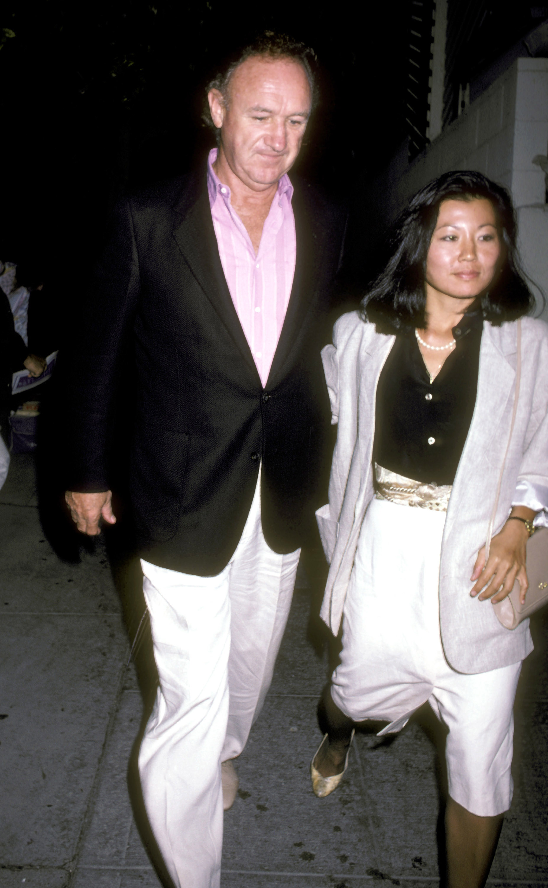 Gene Hackman y Betsy Arakawa en Spago en West Hollywood, California, el 5 de septiembre de 1986 | Fuente: Getty Images