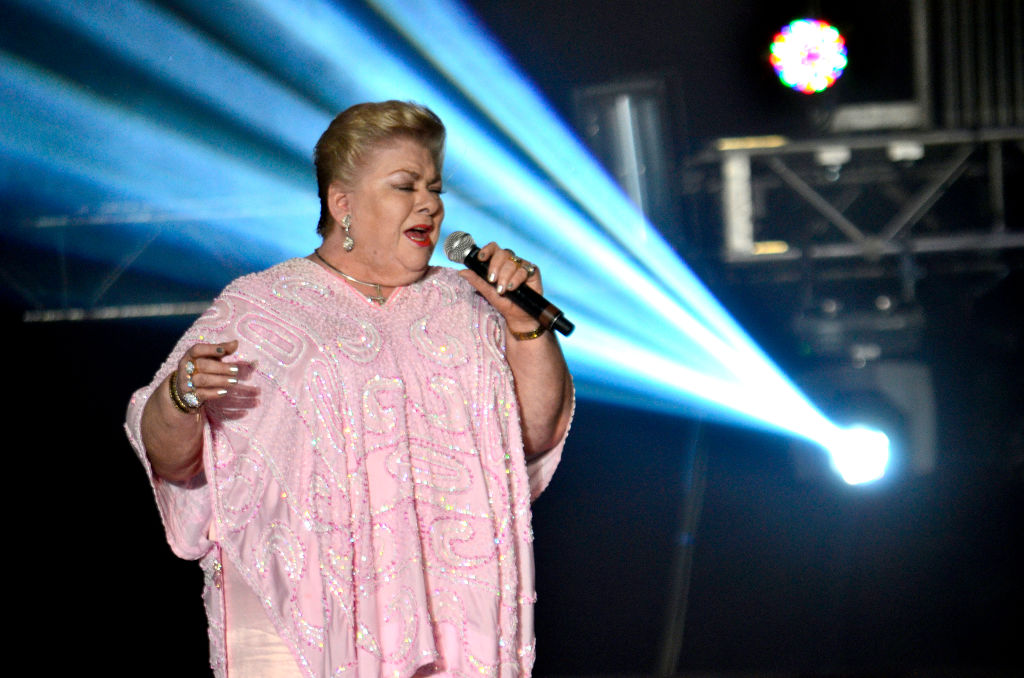 Paquita la del Barrio cantando en el Estadio Azteca en 2014. | Foto: Getty Images