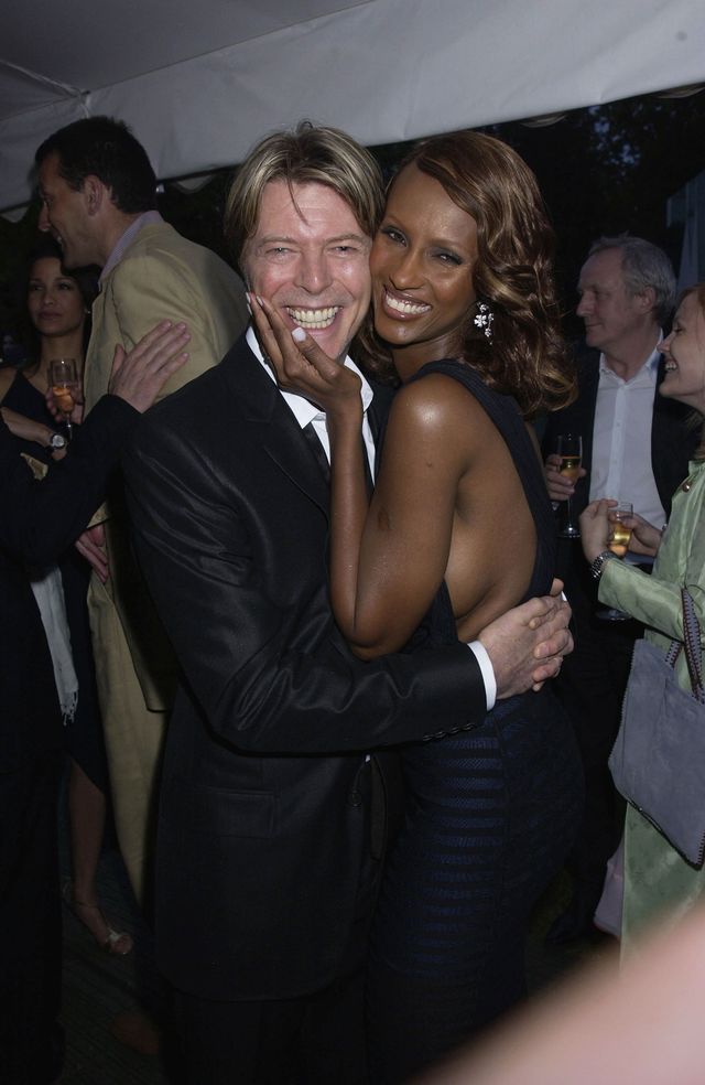 David Bowie y su esposa Iman el 10 de julio de 2002 | Fuente: Getty Images