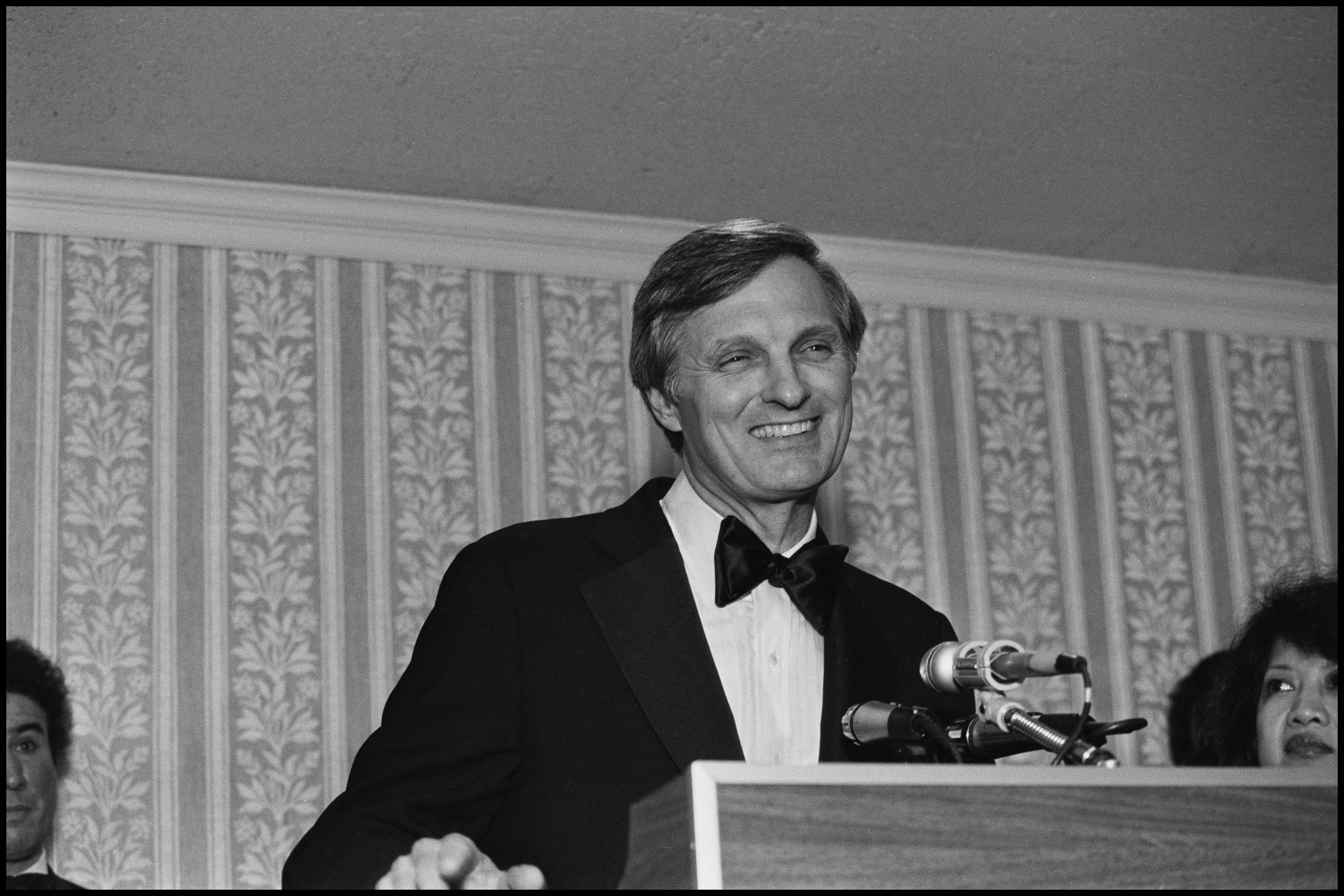 Alan Alda habla durante el National Women's Political Caucus en L'Enfant Plaza Hotel, Washington DC, 23 de octubre de 1985. | Foto: Getty Images