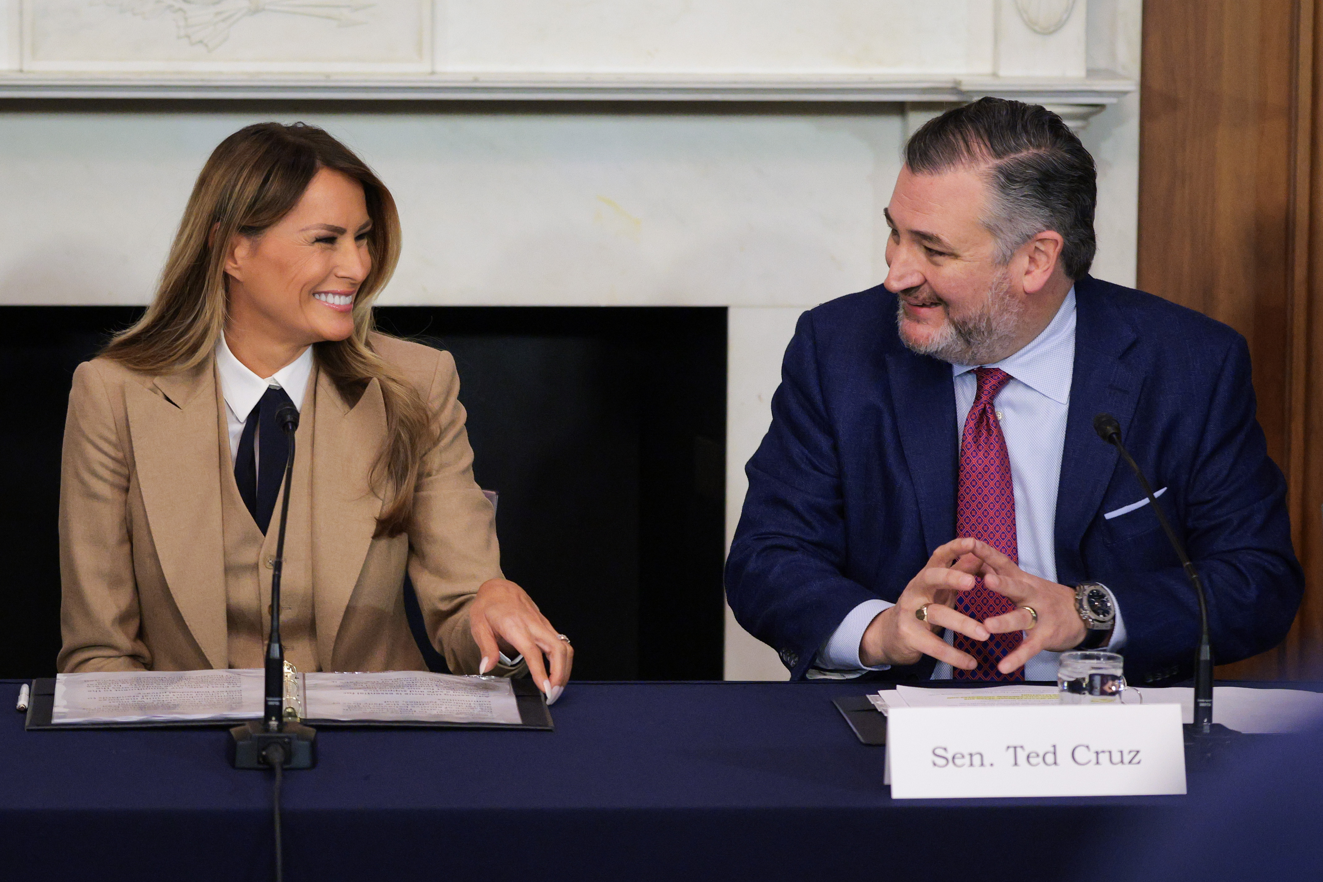 El senador estadounidense Ted Cruz (republicano de Texas) presenta y da la bienvenida a la primera dama Melania Trump durante una mesa redonda sobre la ley Take It Down Act en la sala Mike Mansfield del Capitolio de los Estados Unidos el 3 de marzo de 2025 en Washington, D.C. | Fuente: Getty Images