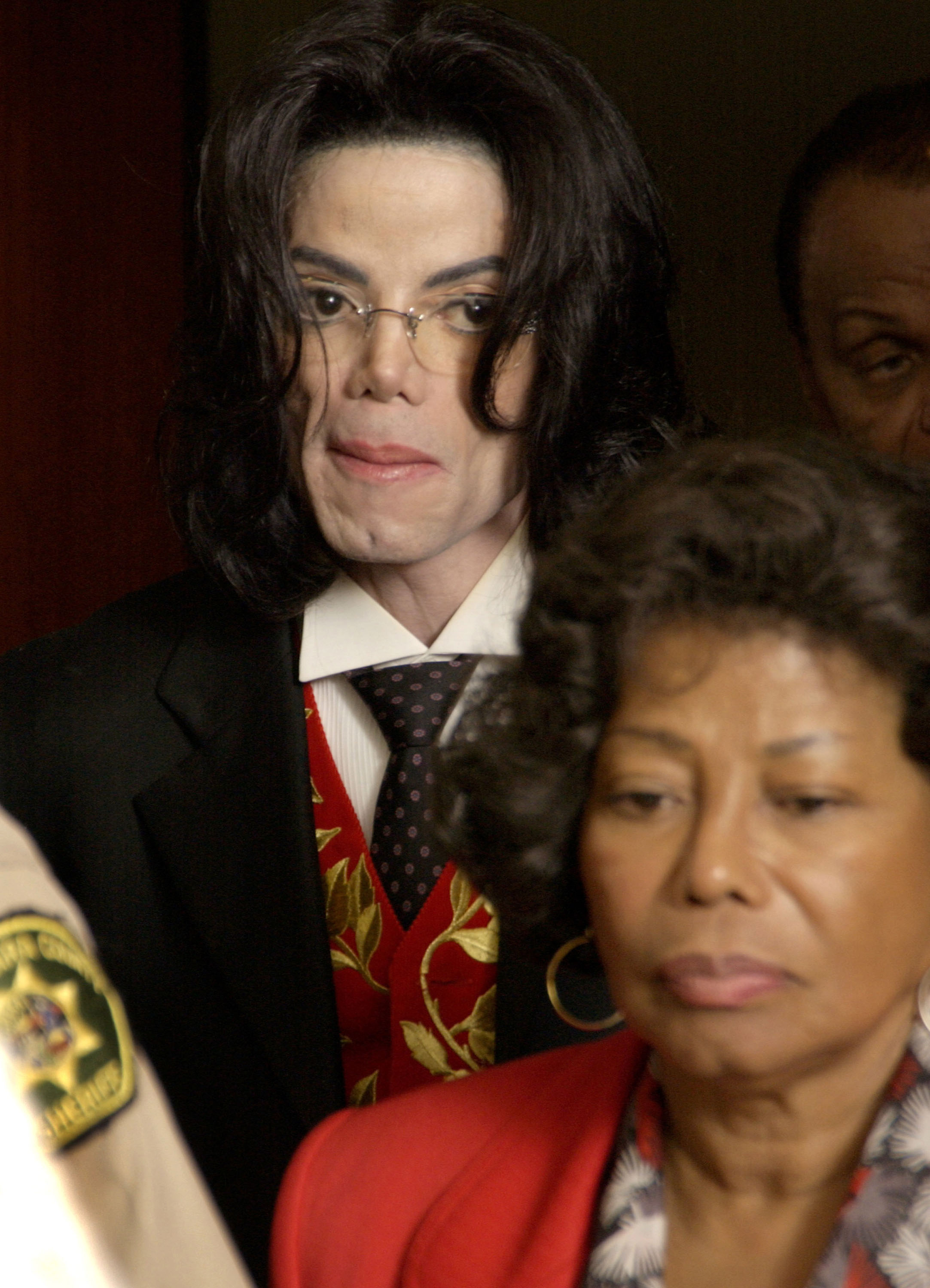 Michael y Katherine Jackson abandonan la sala del tribunal del condado de Santa Bárbara el 13 de mayo de 2005, en Santa María, California. | Fuente: Getty Images