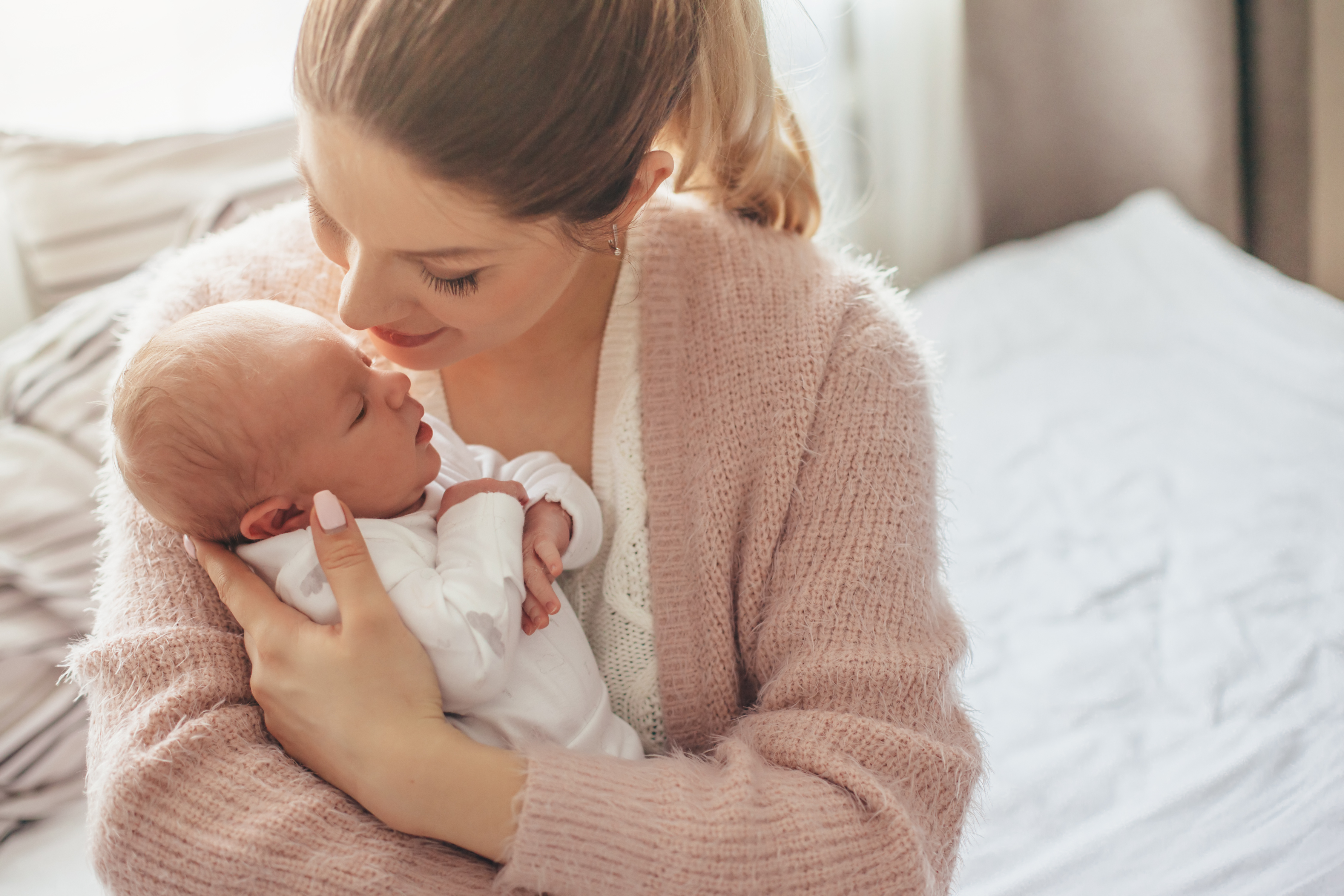 Madre y bebé recién nacido | Foto: Shutterstock
