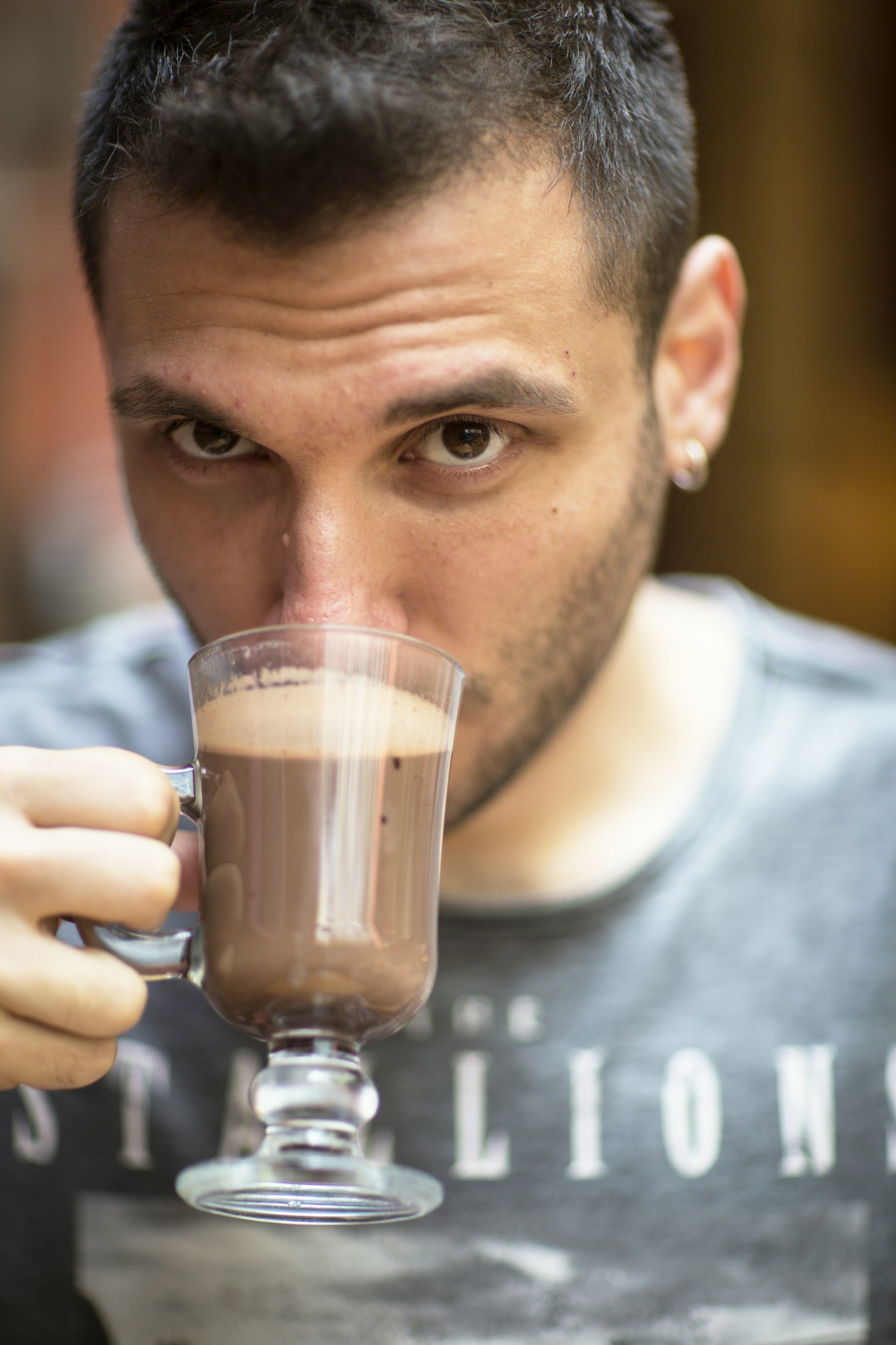 Un hombre mirando fijamente mientras bebe una bebida | Fuente: Unsplash