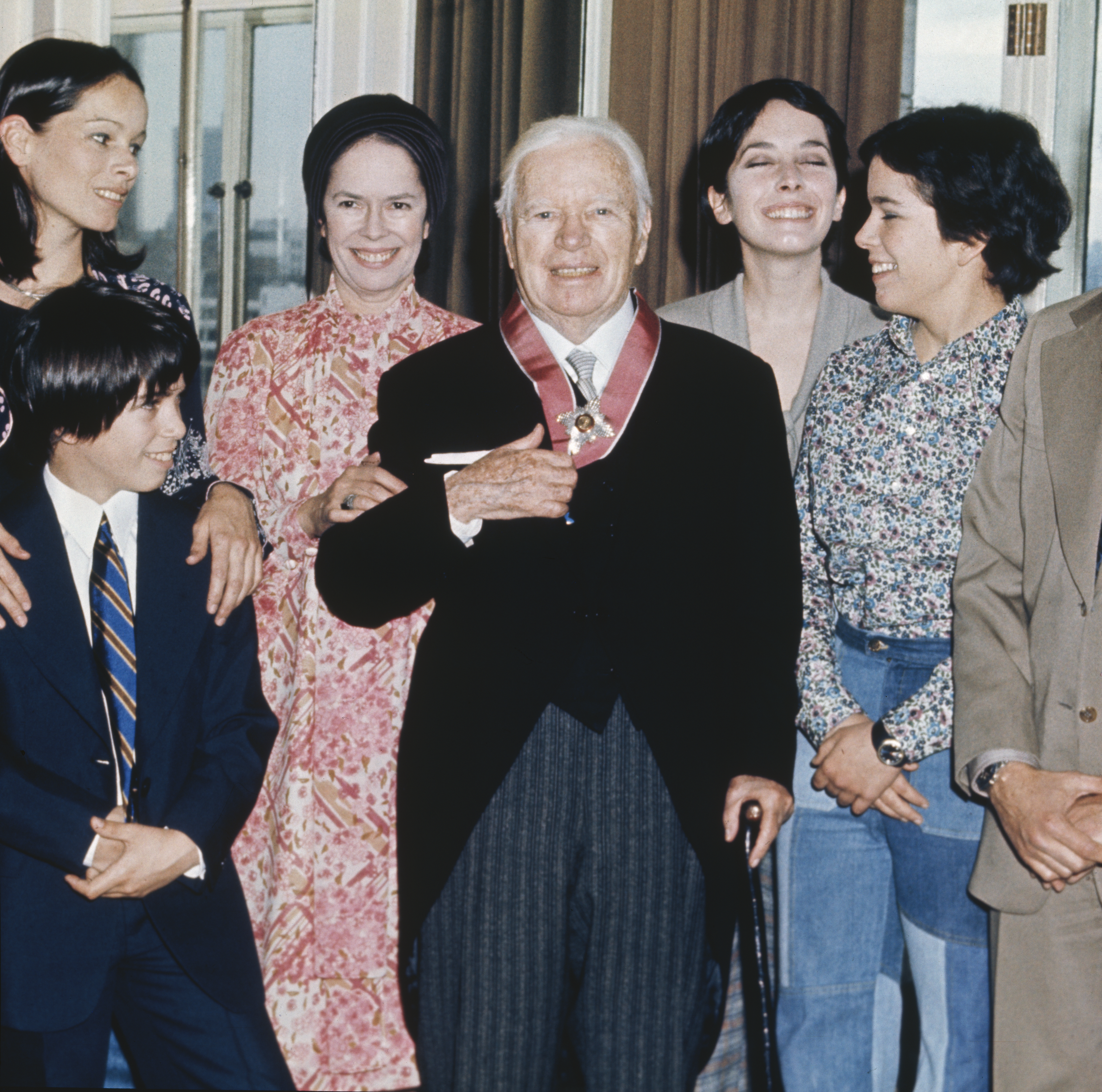 El director Sir Charlie Chaplin con su familia en el Hotel Savoy tras recibir una KBE, el 4 de marzo de 1975 en Londres. | Foto: Getty Images