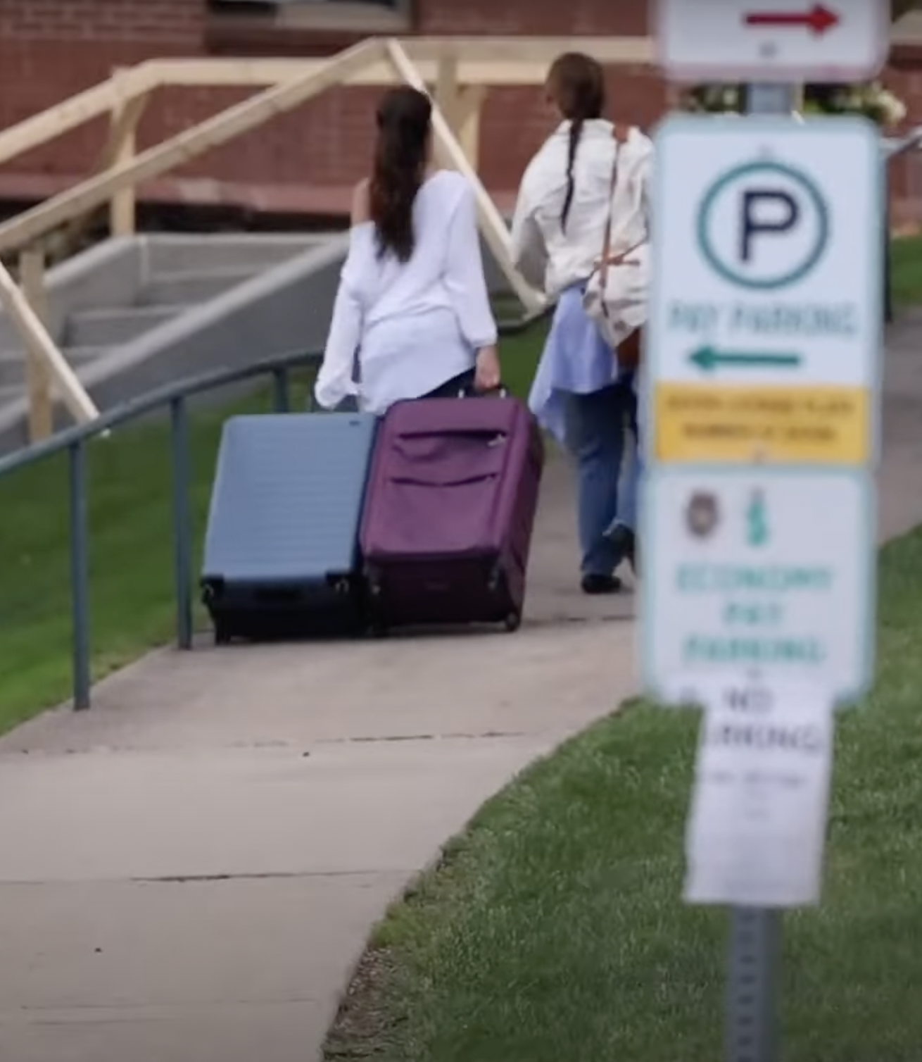 Katie Holmes y Suri Cruise en el campus de la Universidad Carnegie Mellon en un post fechado el 20 de agosto de 2024 | Fuente: YouTube/Page Six