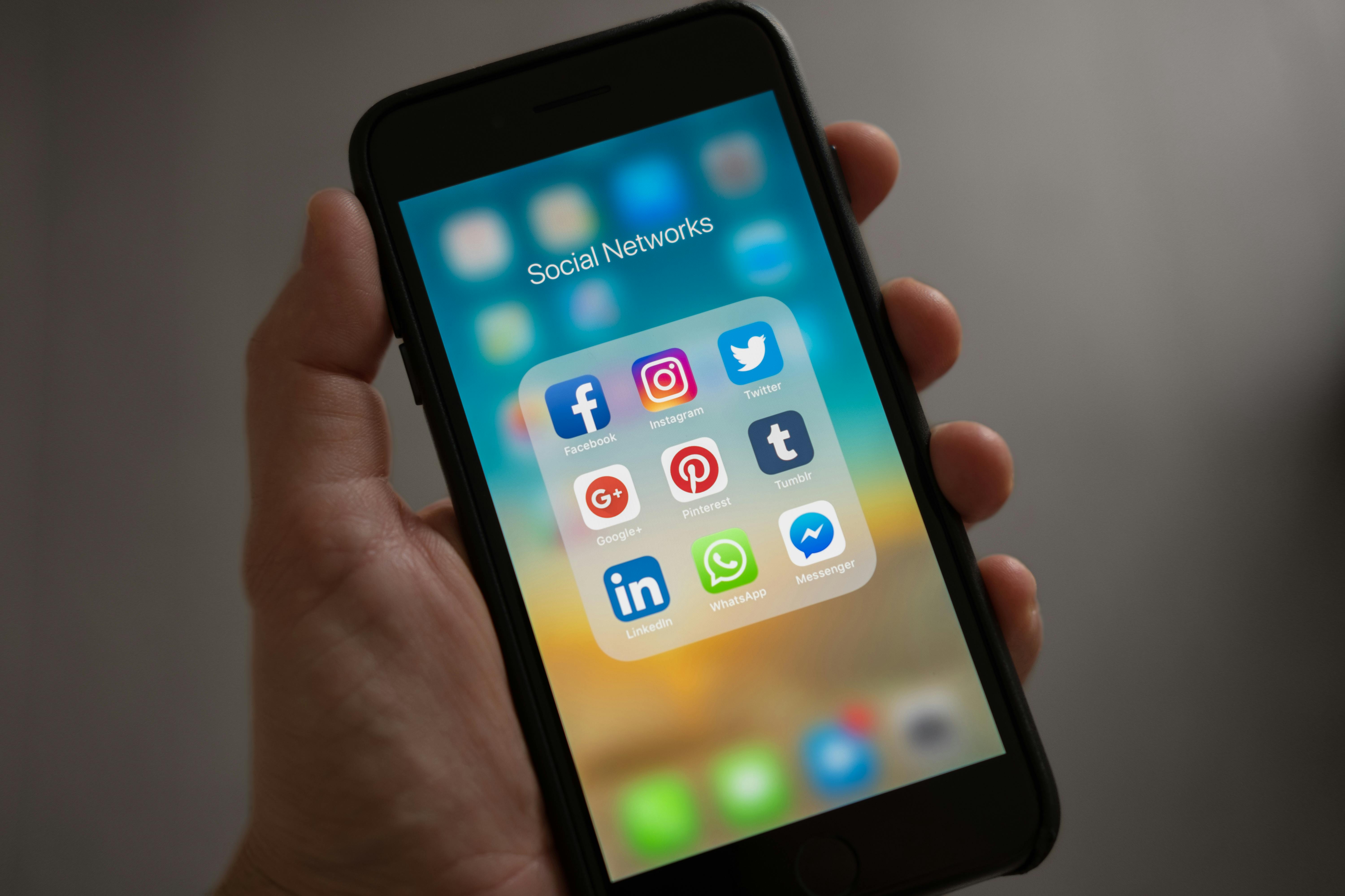 Foto de un teléfono con aplicaciones de redes sociales a la vista | Foto: Pexels