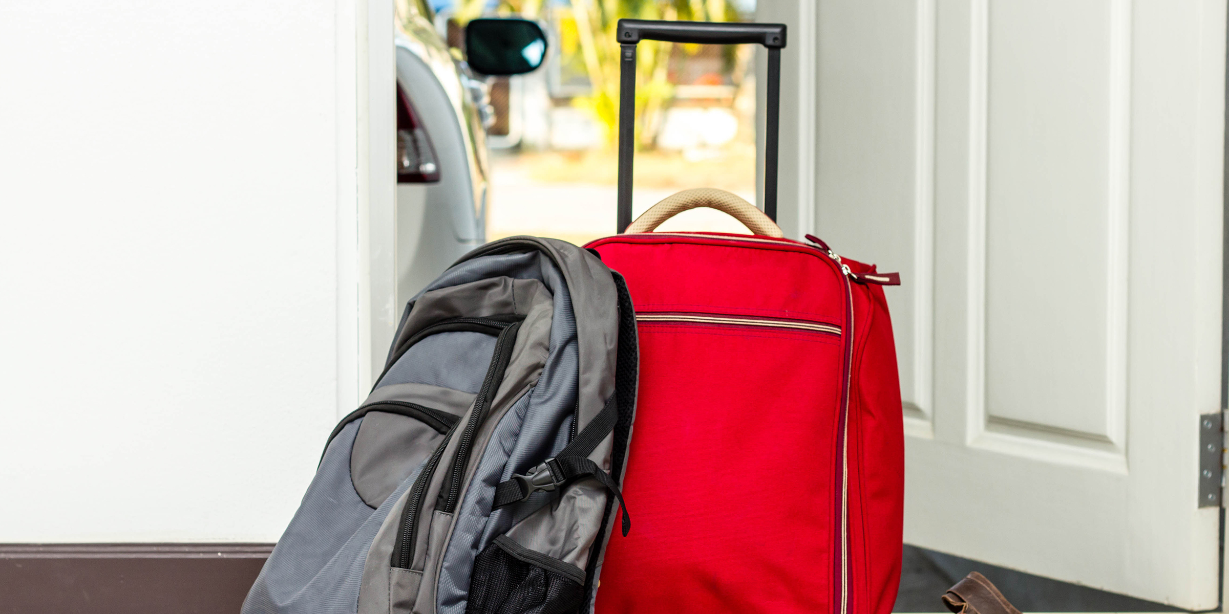 Bolsos junto a una puerta | Fuente: Shutterstock