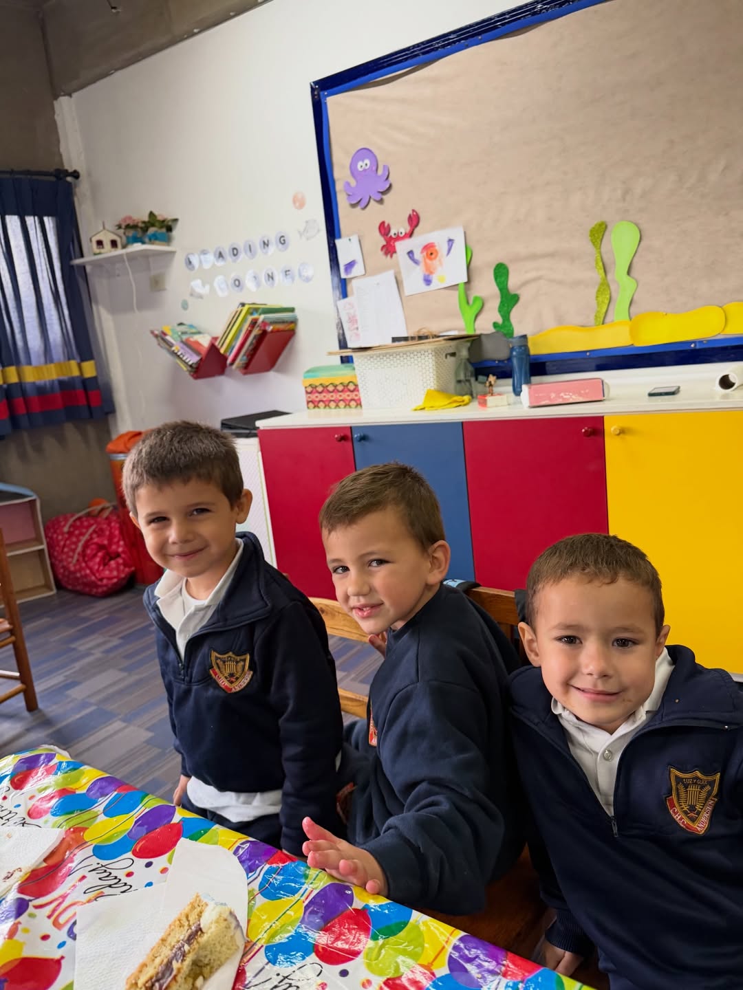 El pequeño Luca junto a sus amigos del jardín | Fuente: Instagram/micaviciconte