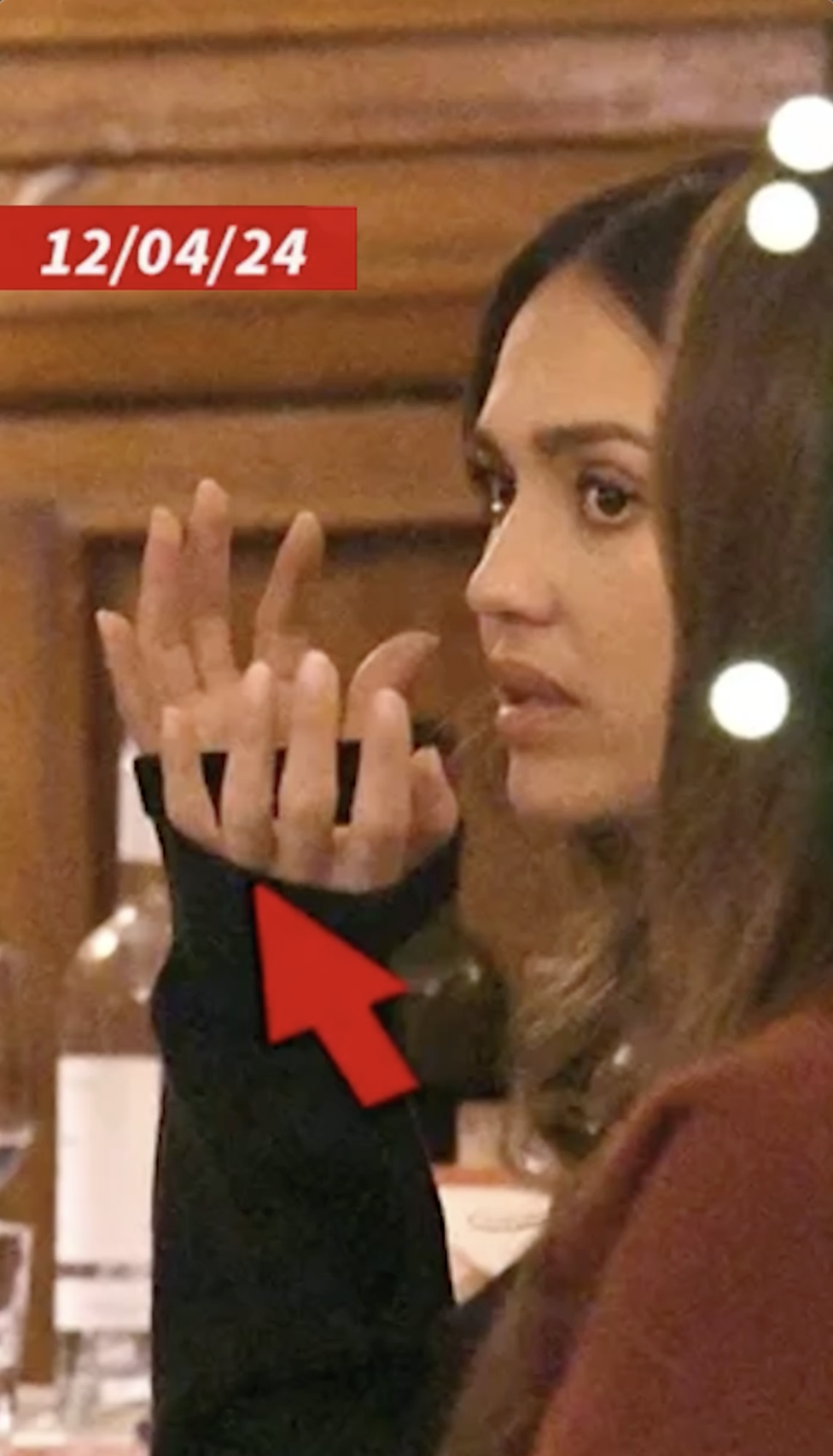 Jessica Alba aparece sin su anillo en Roma el 4 de diciembre de 2024 | Fuente: Instagram.com/tmz_tv