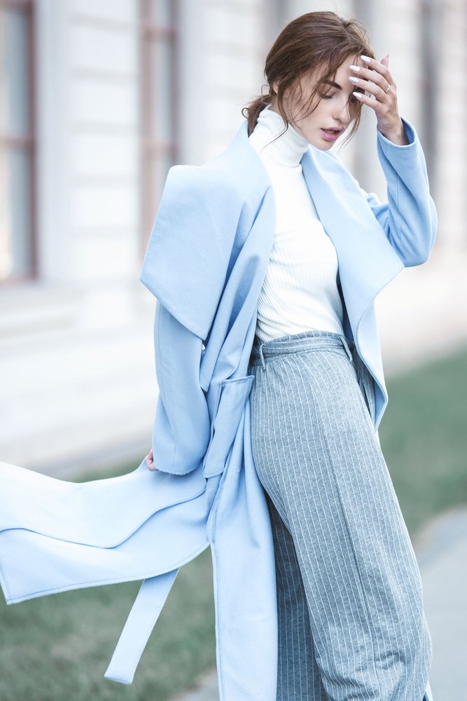 Modelo femenina luciendo un abrigo de color azul cielo. I Foto: Shutterstock.