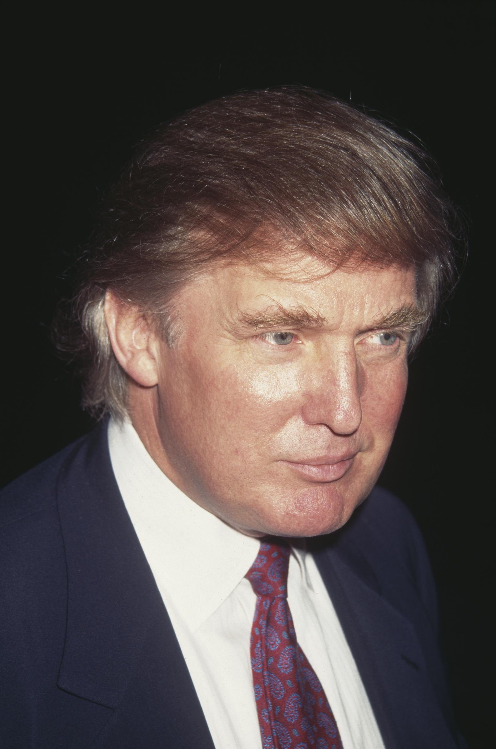 El pelo de Donald Trump parece más claro y de un tono más rojizo que en años anteriores, mientras asiste a una gala del Friars Club en Nueva York el 6 de octubre de 1995.