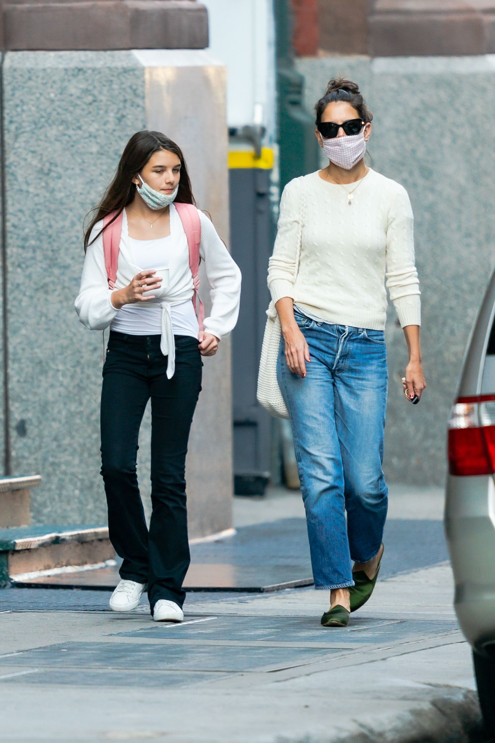 Suri Cruise y Katie Holmes en Nueva York, el 8 de septiembre de 2020 | Foto: Getty Images