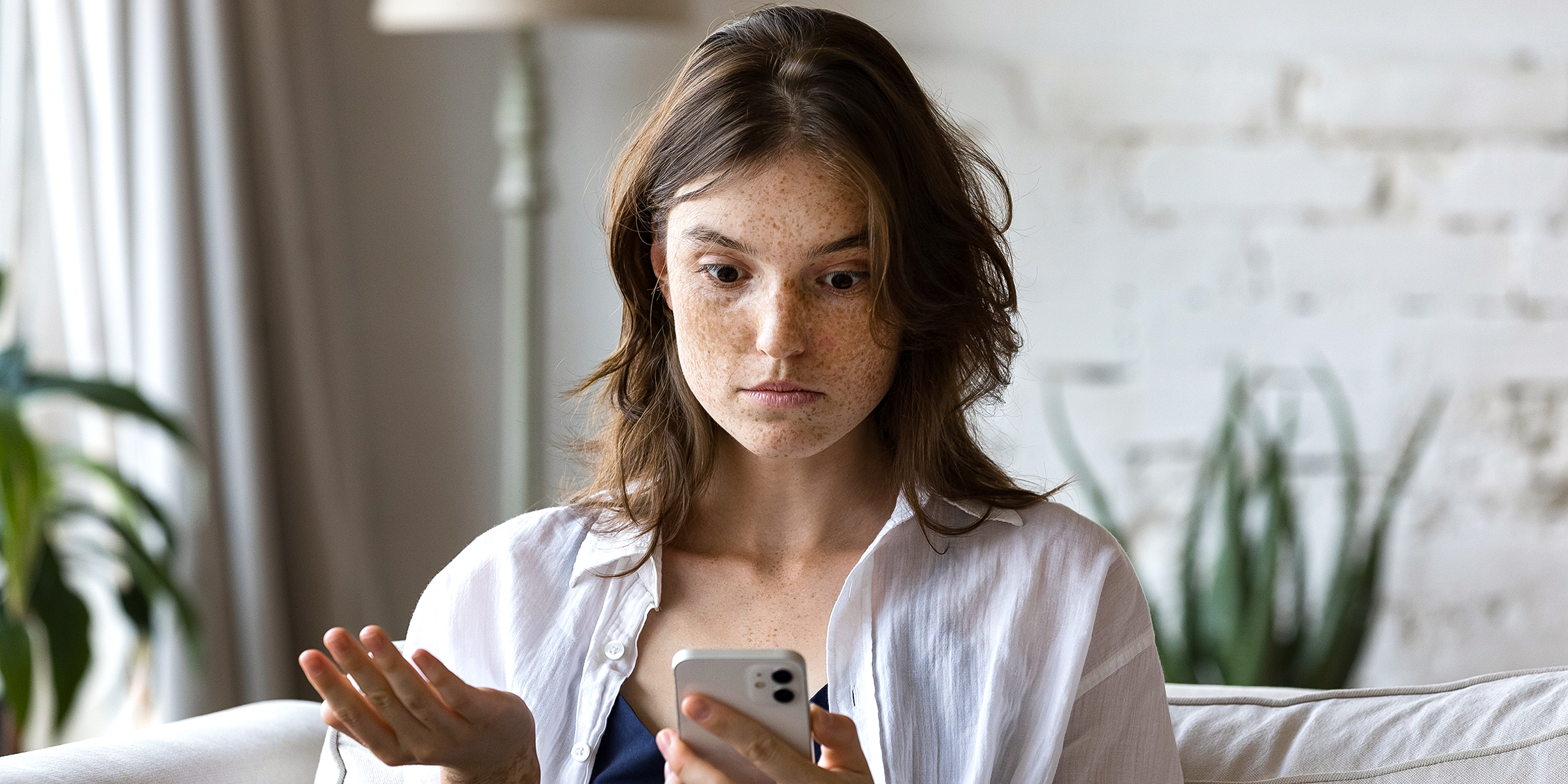 Mujer mirando su teléfono | Fuente: Shutterstock