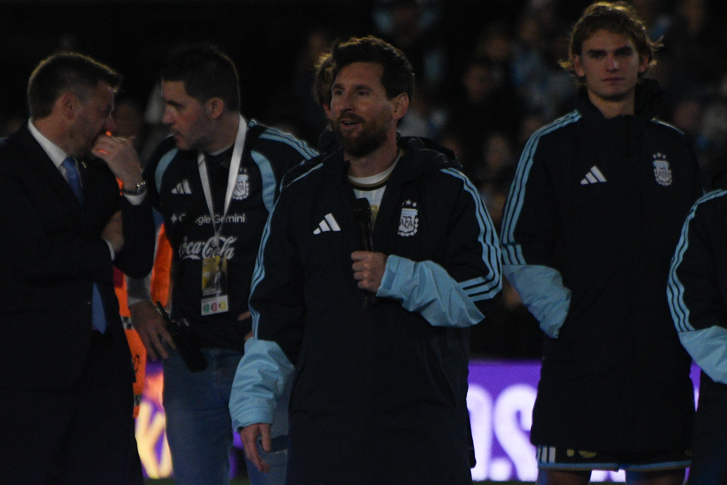 Lionel Messi tomó el micrófono para dirigirse a los aficionados tras la victoria frente a Benín en Buenos Aires, Argentina, el 6 de octubre de 2026. Acompañado en el campo por sus compañeros de equipo y miembros del cuerpo técnico, el capitán albiceleste lució la indumentaria oficial de la Selección Argentina al cerrar una histórica etapa tras su anuncio de retiro del fútbol internacional. | Fuente: Getty Images