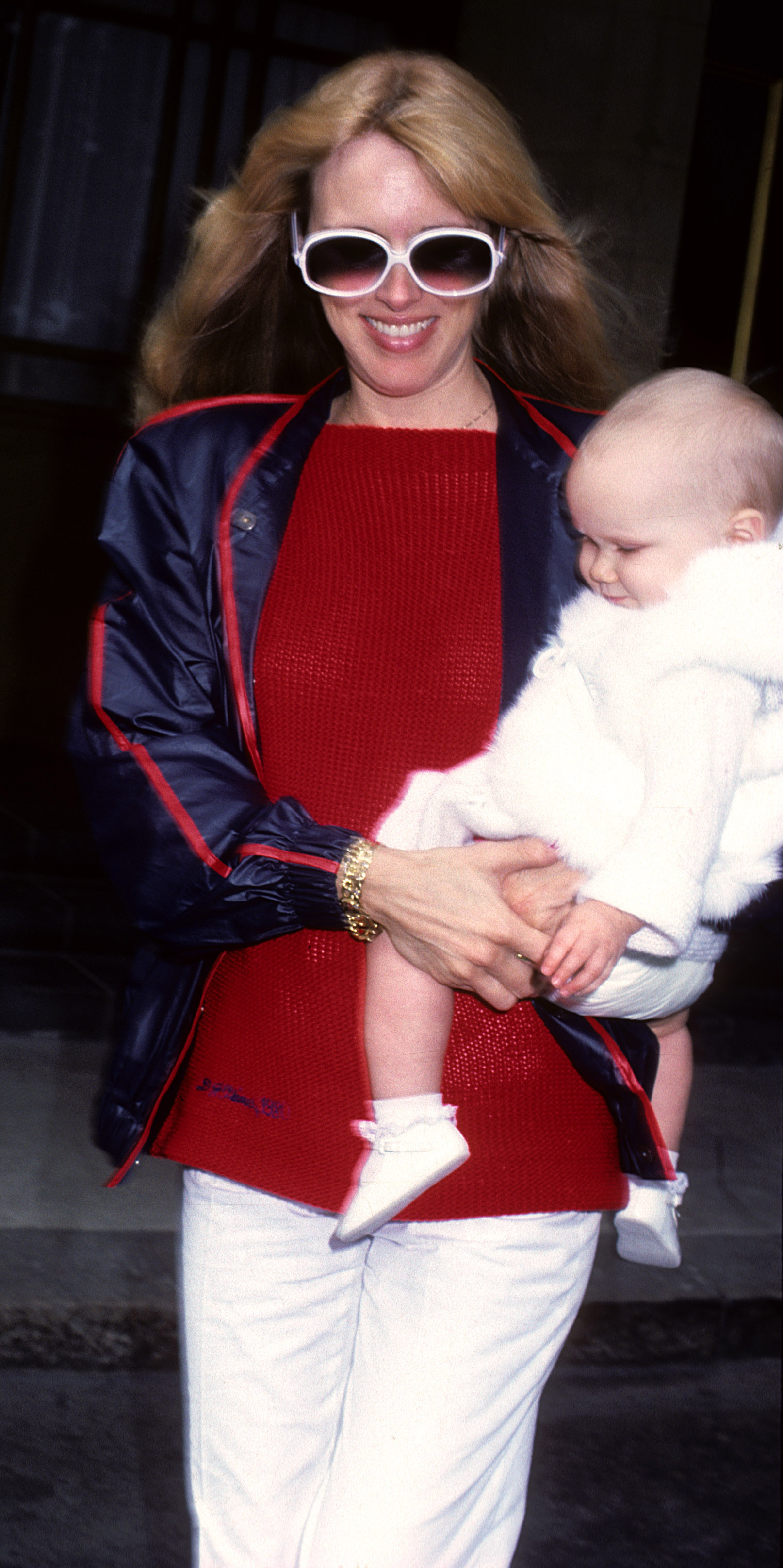 Alana Stewart y su hija Kimberly el 5 de mayo de 1980 | Fuente: Getty Images