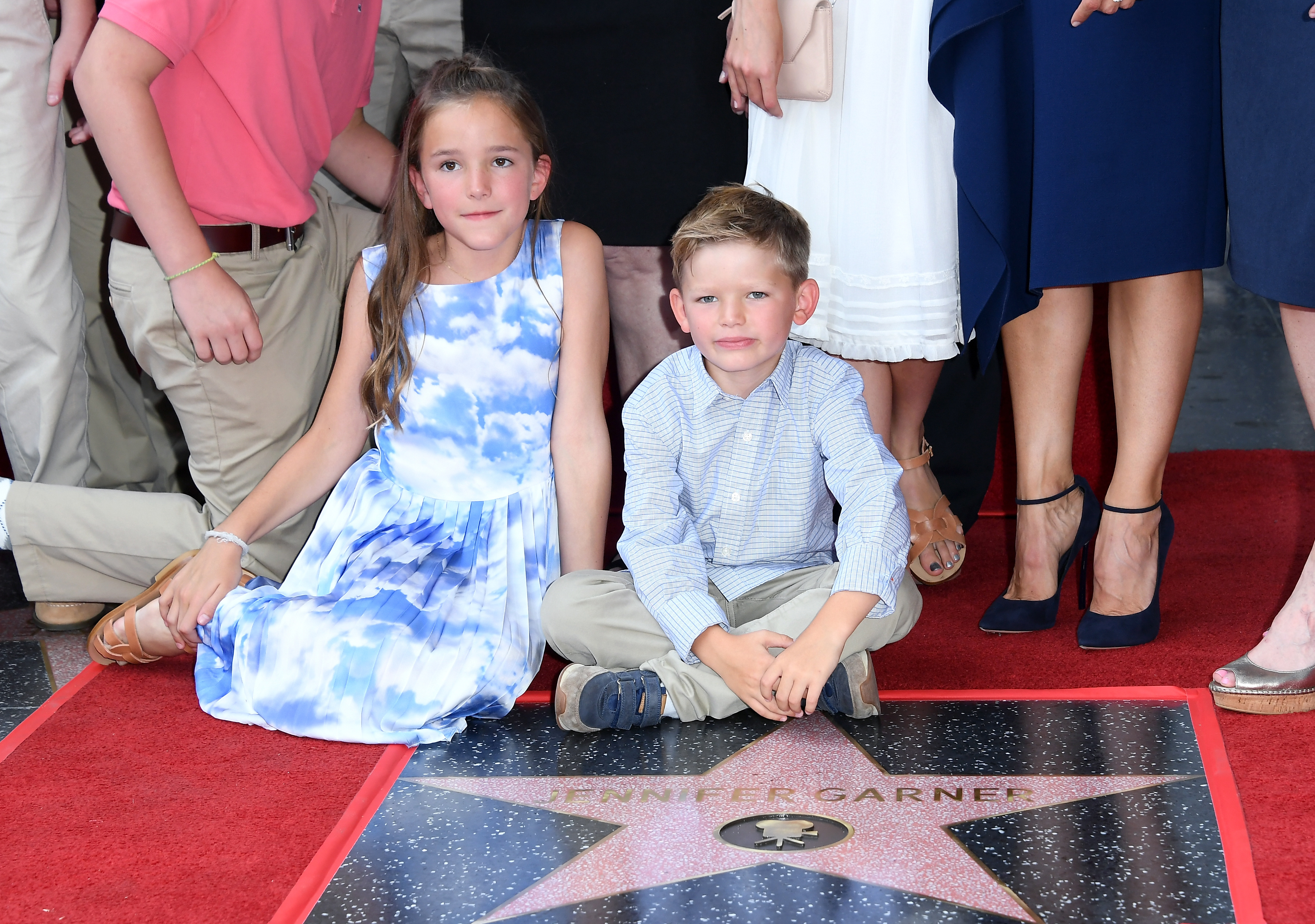 Seraphina y Samuel Garner Affleck sentados cerca de la estrella de Jennifer Garner en el Paseo de la Fama de Hollywood el 20 de agosto de 2018, en Hollywood, California | Fuente: Getty Images