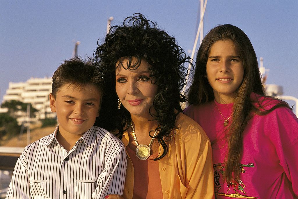Sara Montiel junto a sus hijos Zeus y Thais. | Foto: Getty Images