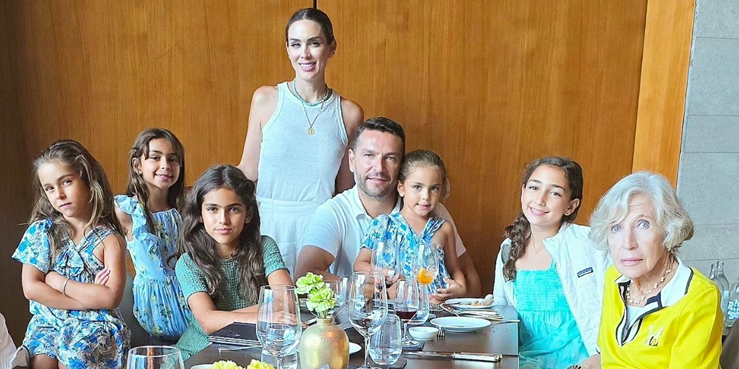 Jacky Bracamontes y Martín Fuentes junto a su familia | Fuente: Instagram/mft07