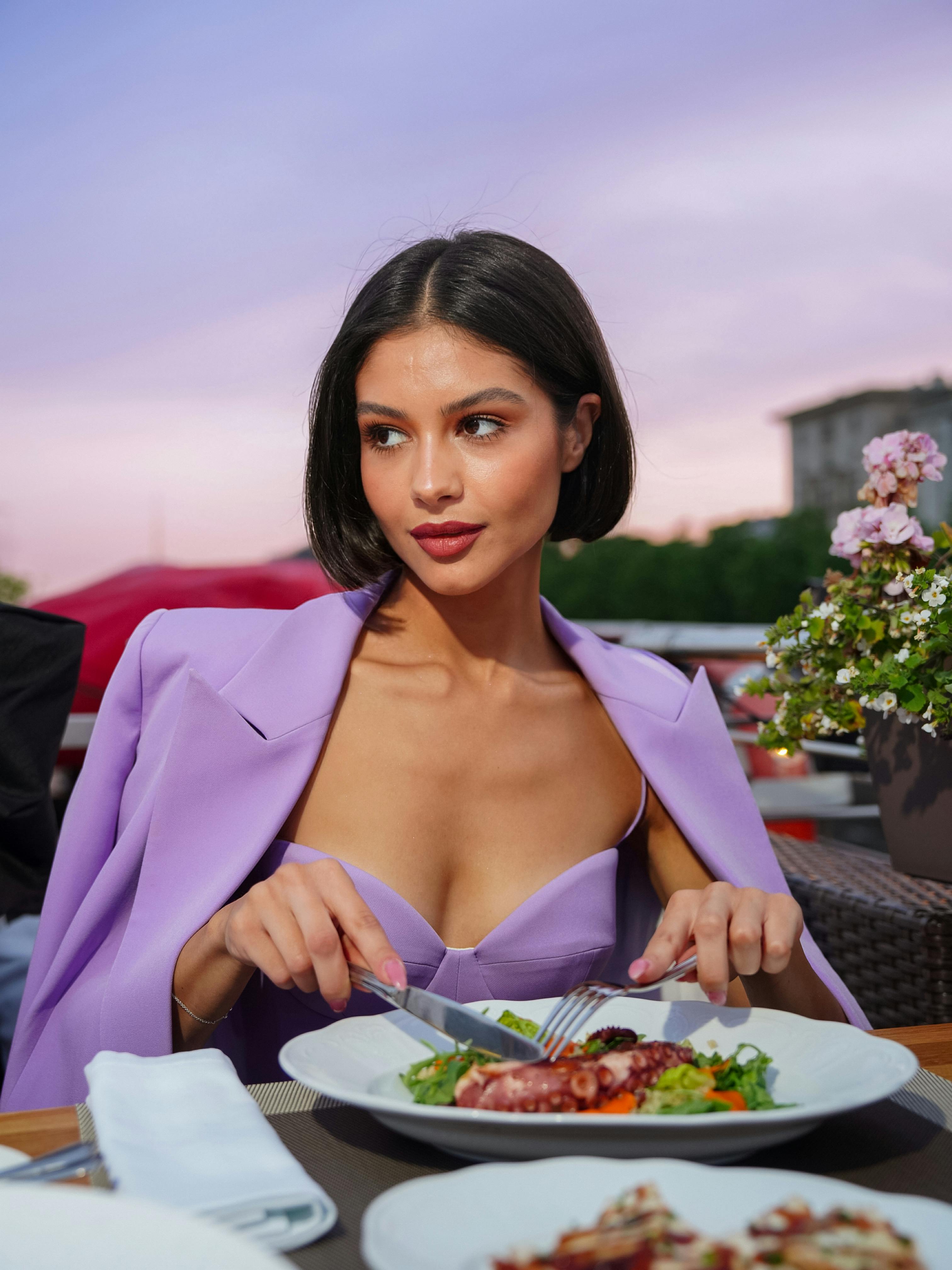 Mujer almorzando | Foto: Pexels