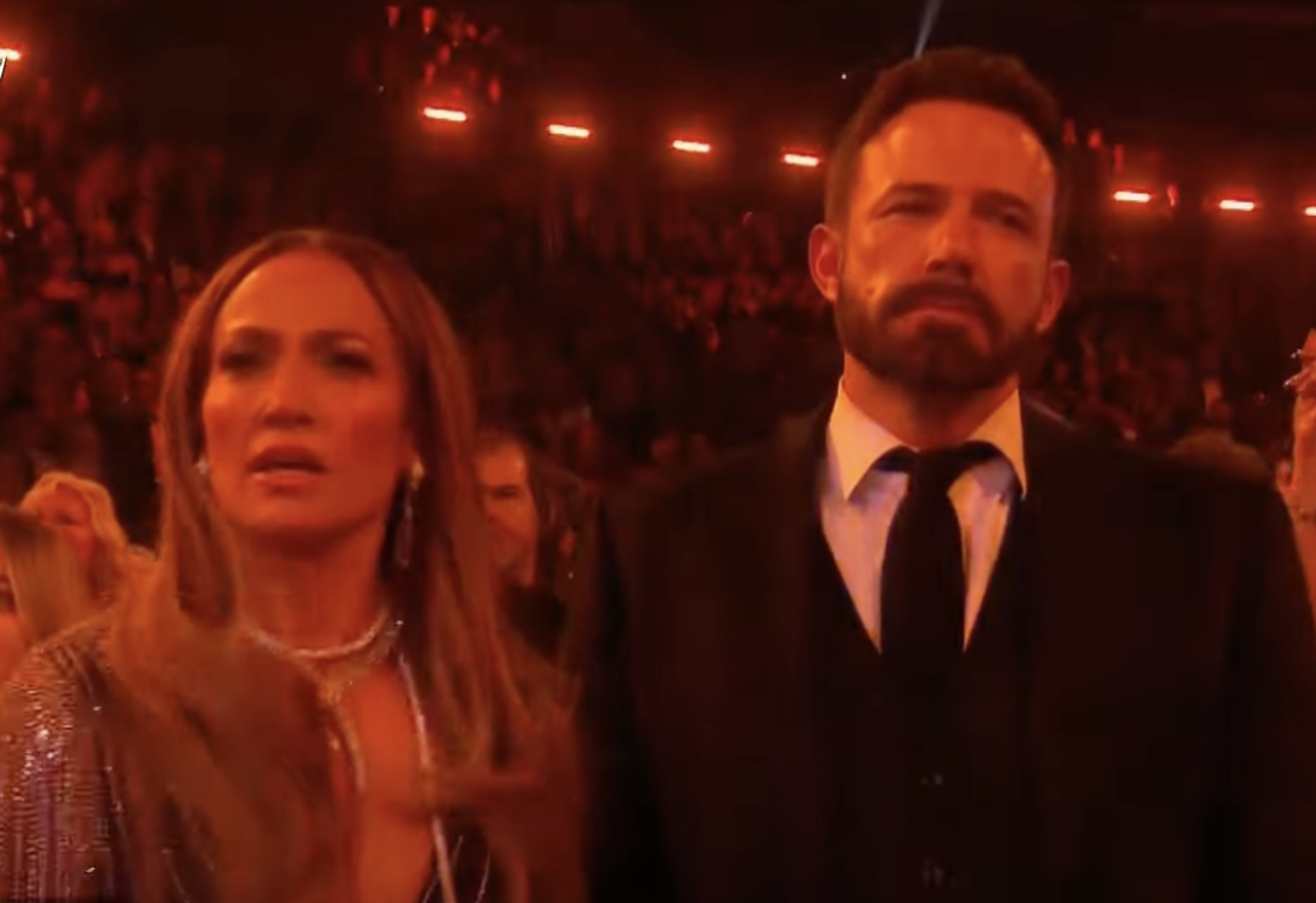 Jennifer Lopez y Ben Affleck con un aspecto tenso en los Grammy el 8 de febrero de 2023 | Fuente: YouTube/@EntertainmentTonight