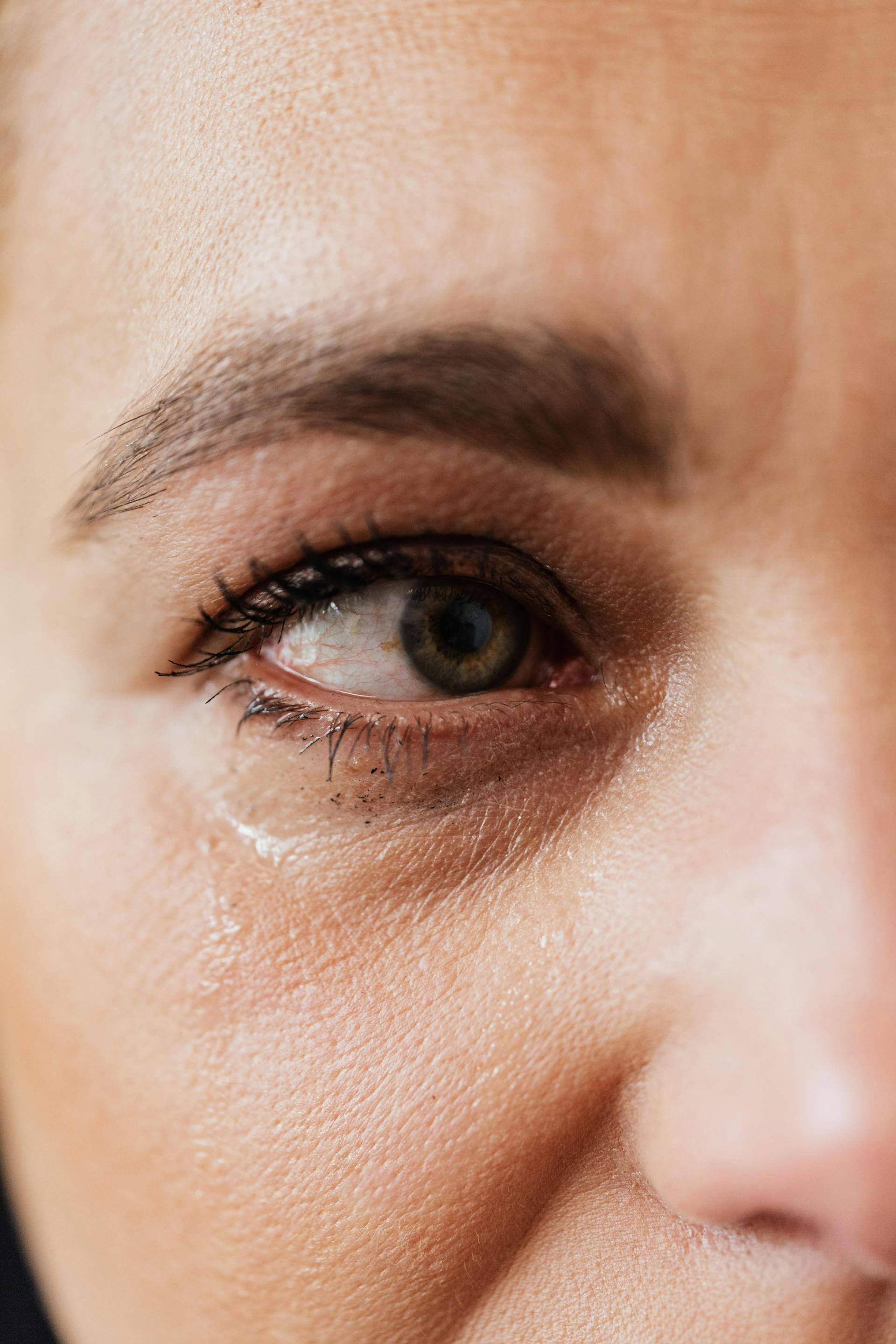 Una mujer alterada y con los ojos llorosos | Fuente: Pexels