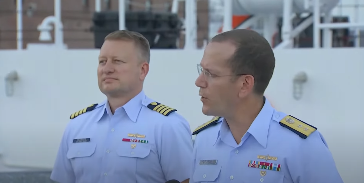 Jason Neubauer y el Contraalmirante John Mauger, celebran una rueda de prensa para poner fin a la misión de búsqueda y rescate del sumergible Titán el 25 de junio de 2024 | Fuente: Youtube/Sky News