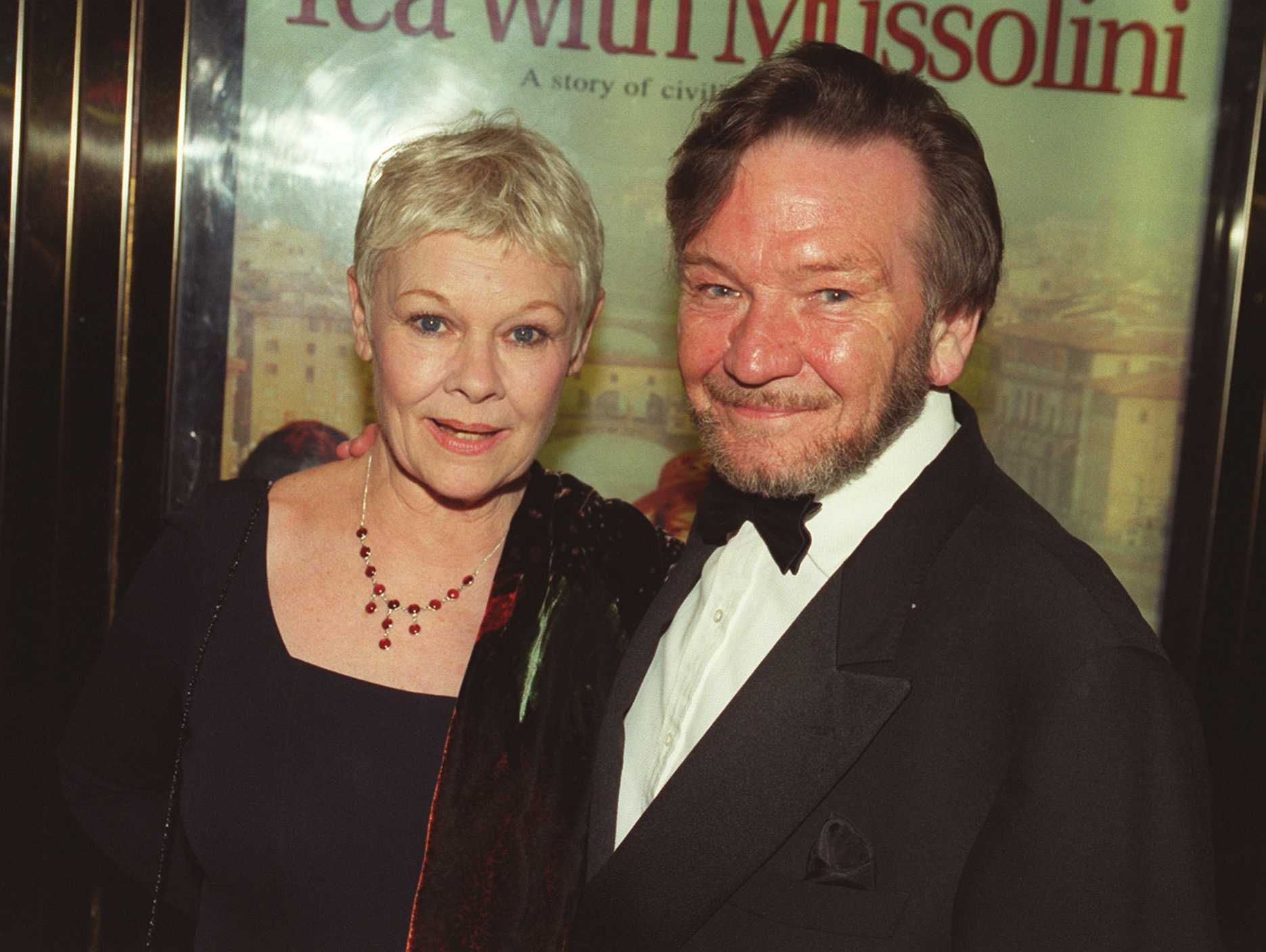 Judi Dench y Michael Williams en el estreno real de su película "Tea With Mussolini", en Londres, el 18 de marzo de 1999 | Fuente: Getty Images