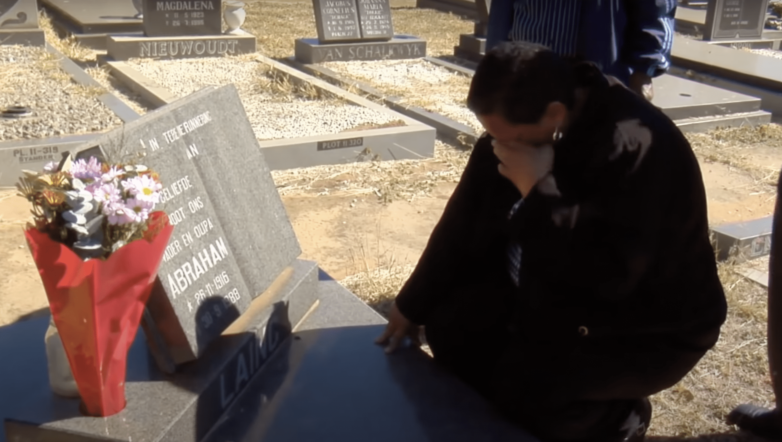 Sandra se pone a llorar en la tumba de su padre. | Foto: YouTube.com/Our Life