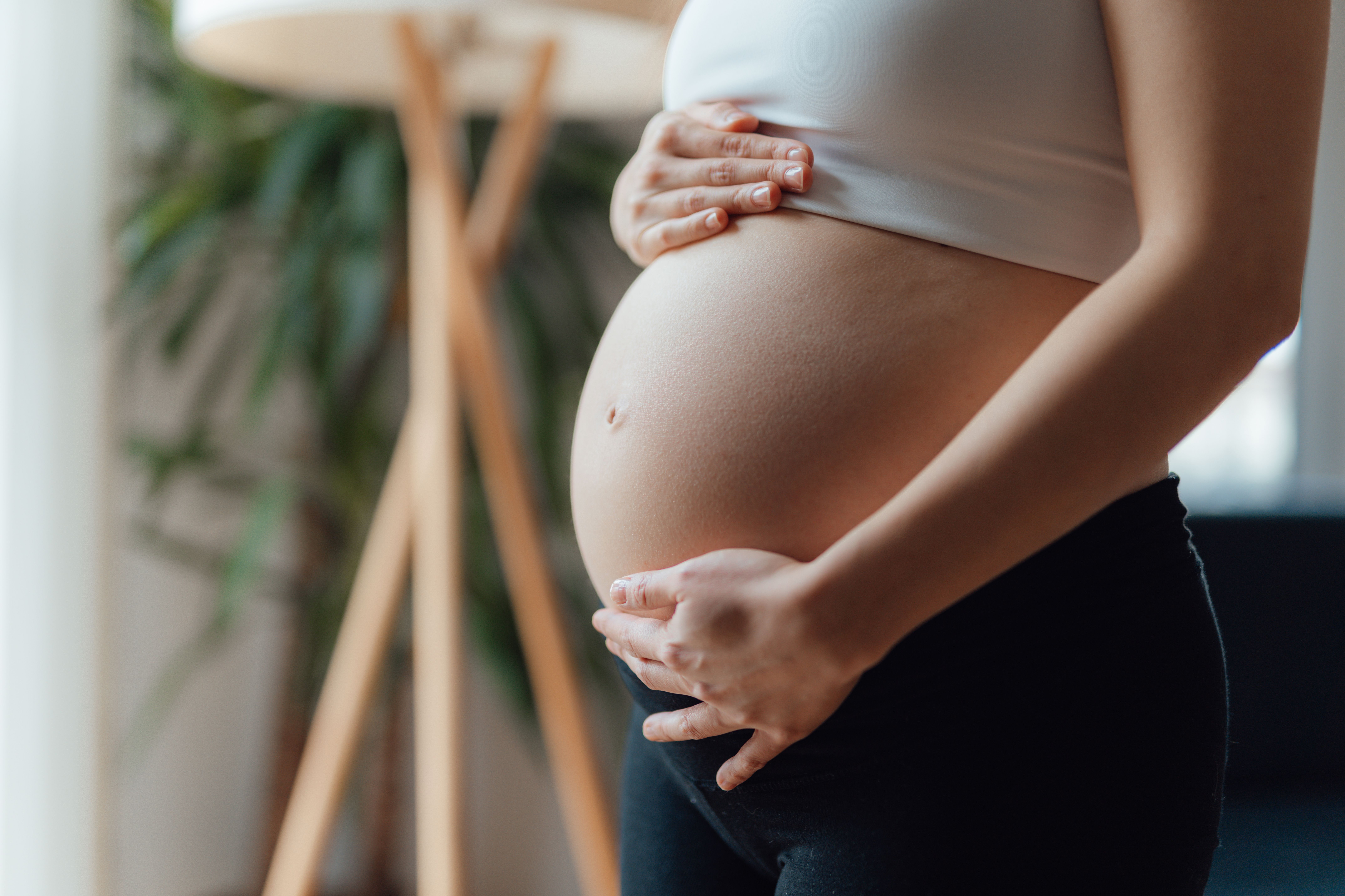 Mujer embarazada tocando su vientre | Foto: Getty Images