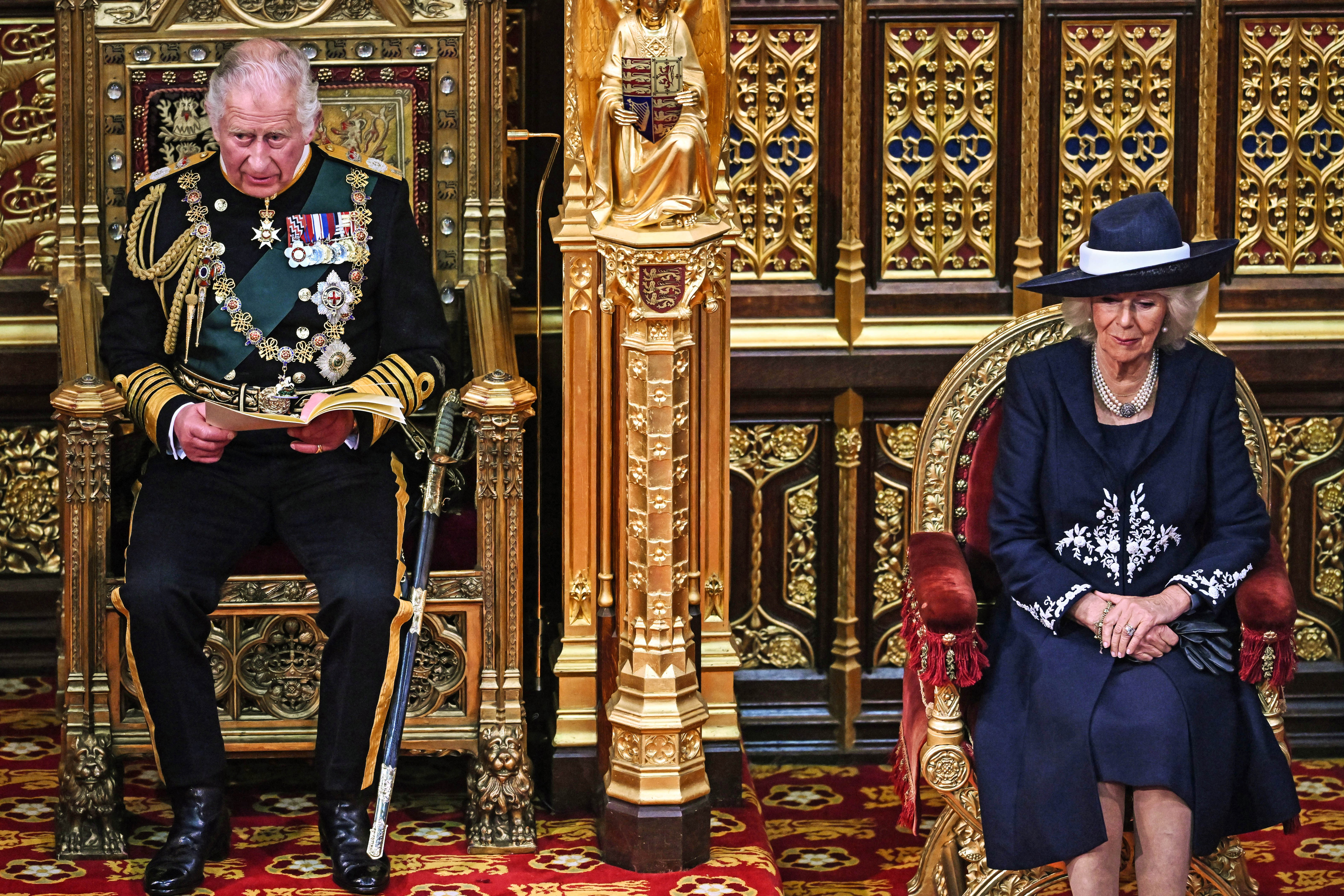 El príncipe Charles junto a su esposa Camilla, duquesa de Cornualles, en la Cámara de los Lores, durante la apertura estatal del parlamento, en el palacio de Westminster, el 10 de mayo de 2022 en Londres, Inglaterra. | Foto: Getty Images