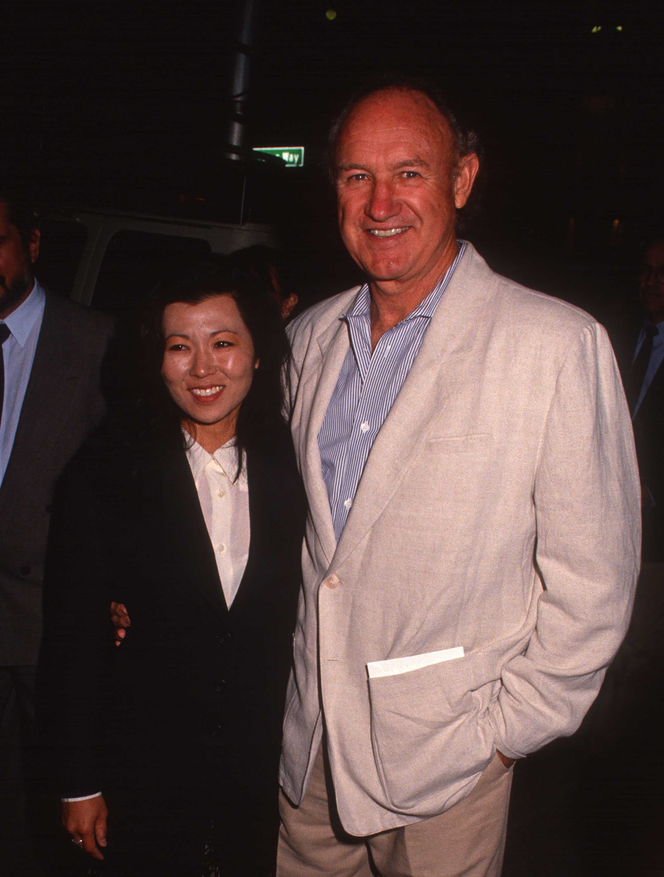 Betsy Arakawa y Gene Hackman asisten a la gala benéfica PCC Celebrity Art Show el 11 de septiembre de 1991 en Beverly Hills, California. | Fuente: Getty Images