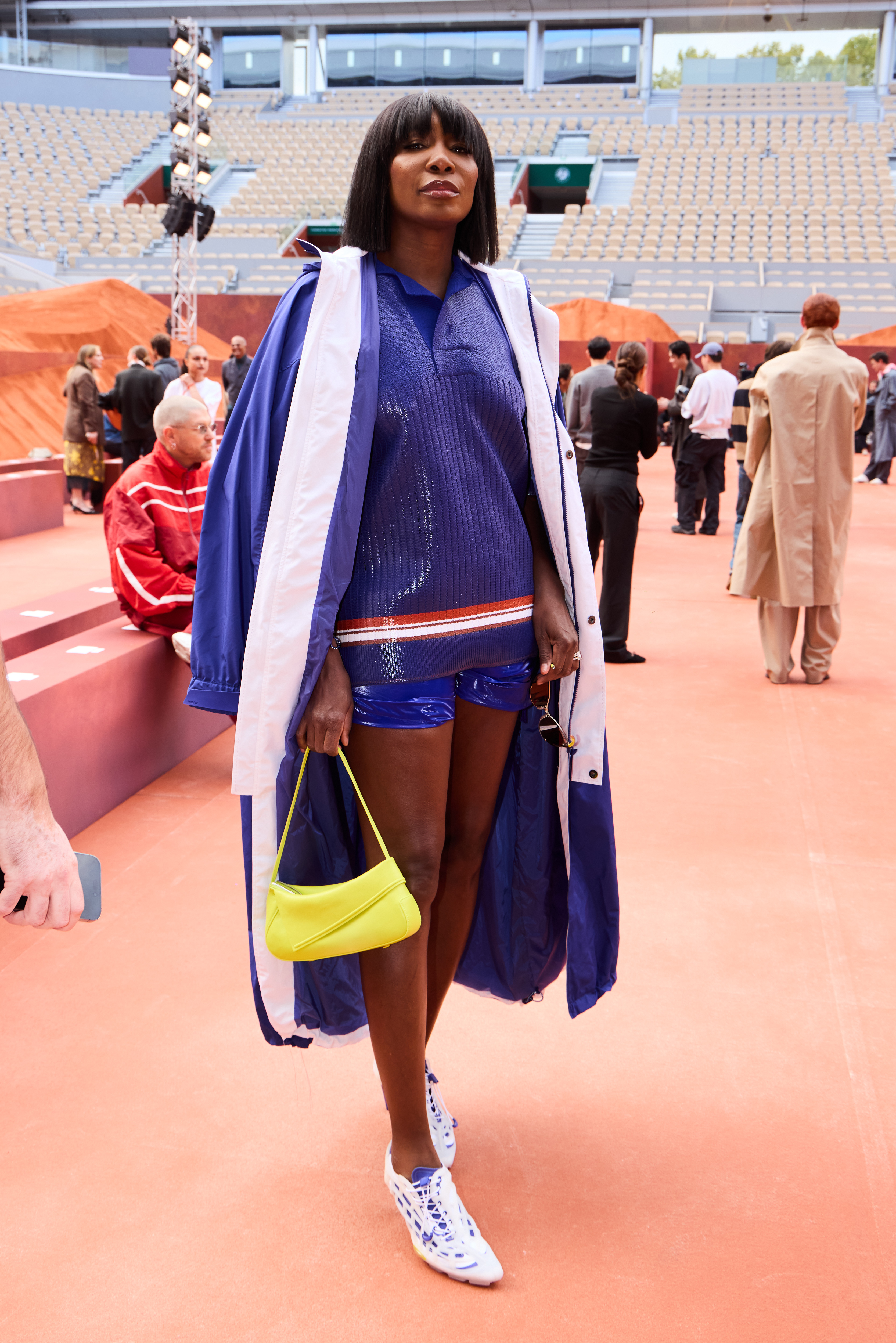 Venus Williams lleva a la primera fila un look inspirado en el tenis en tonos azules, blancos y con un toque de amarillo brillante. Su look de Lacoste combina las prendas deportivas por las que es conocida con un toque propio de la Semana de la Moda. | Fuente: Getty Images