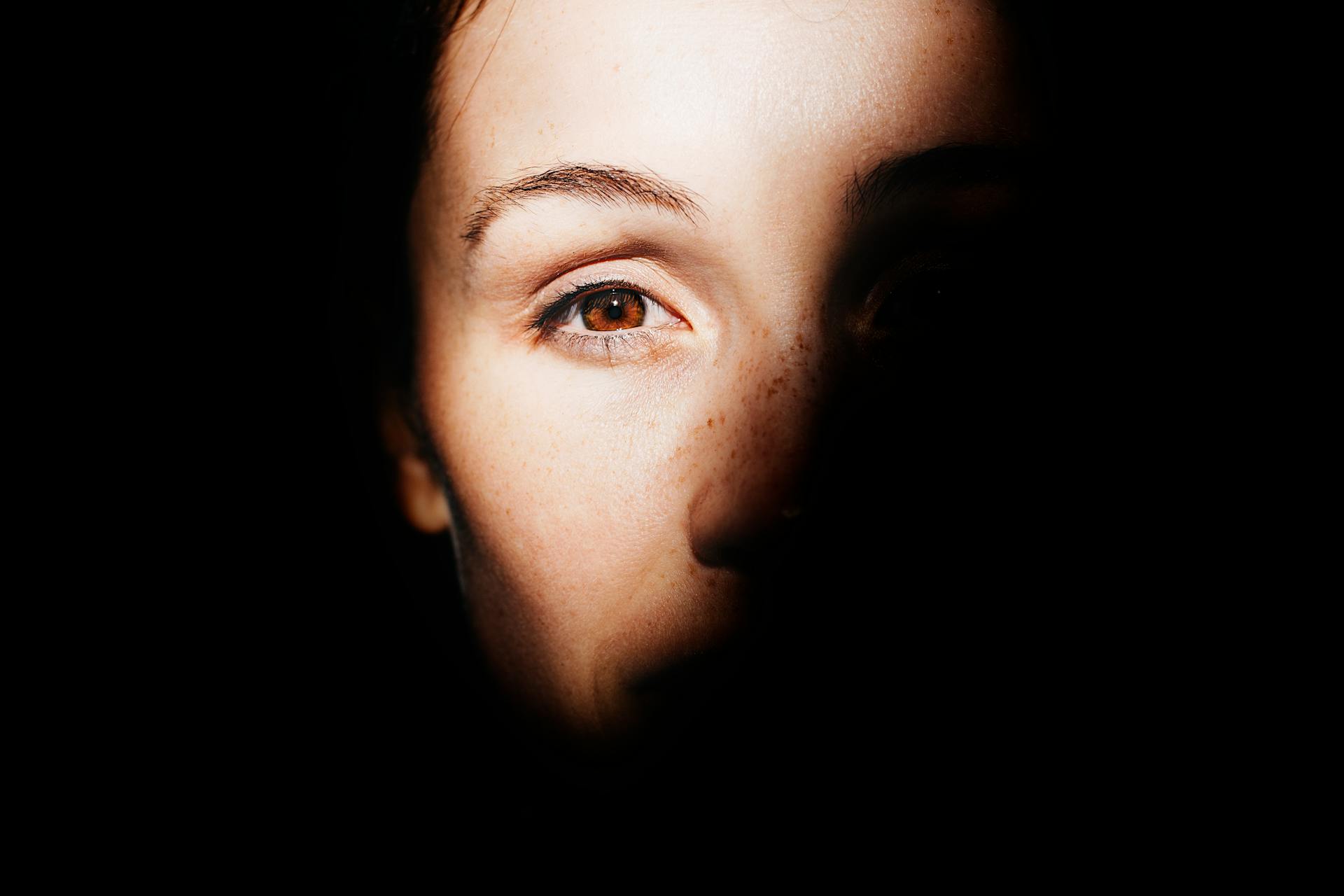 Una donna che guarda dritto davanti a sé | Fonte: Pexels
