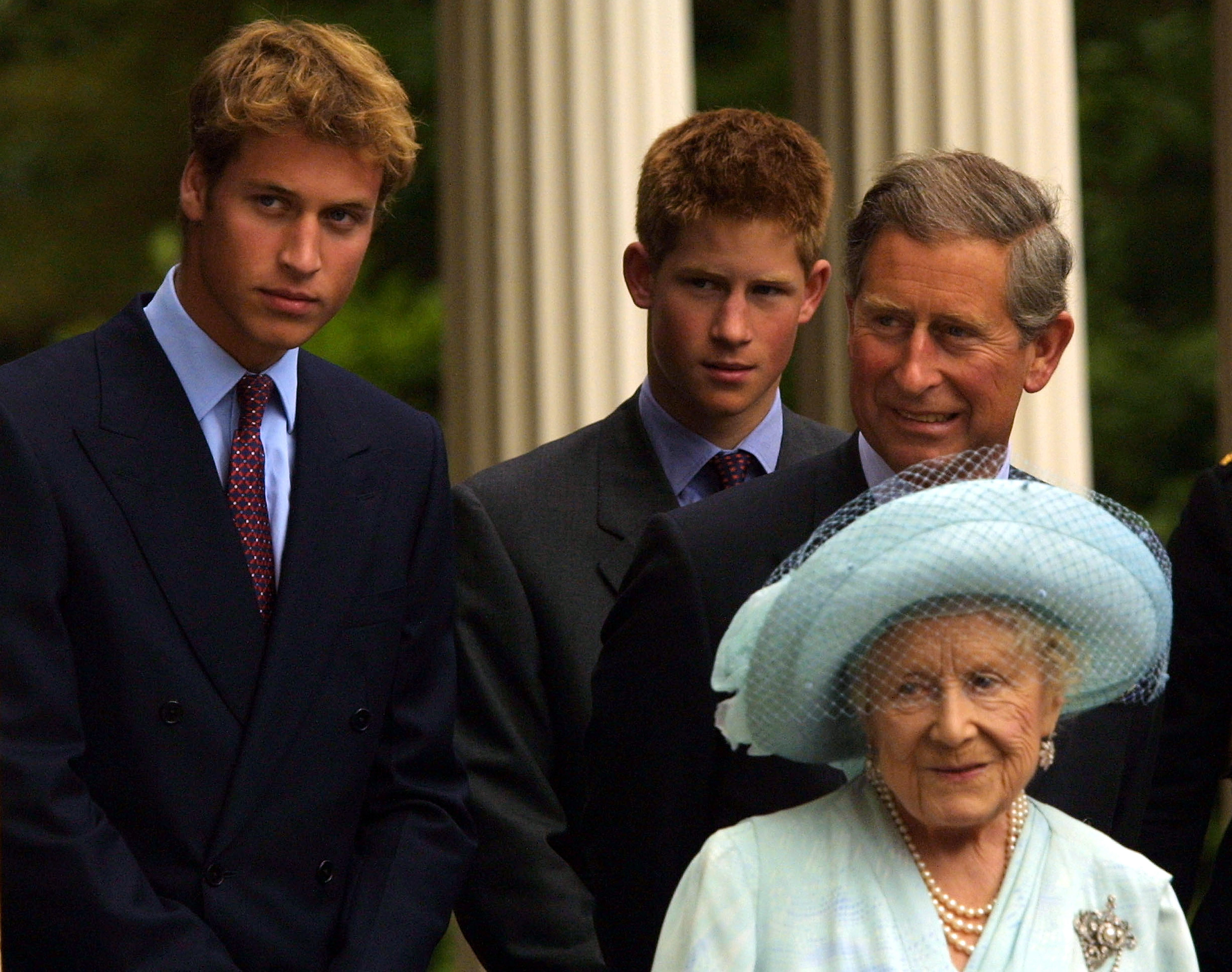 El príncipe William, el príncipe Harry, el rey Charles III y la reina madre, Elizabeth Bowes-Lyon durante las celebraciones de su 101 cumpleaños en Londres, Inglaterra, el 4 de agosto de 2001 | Fuente: Getty Images