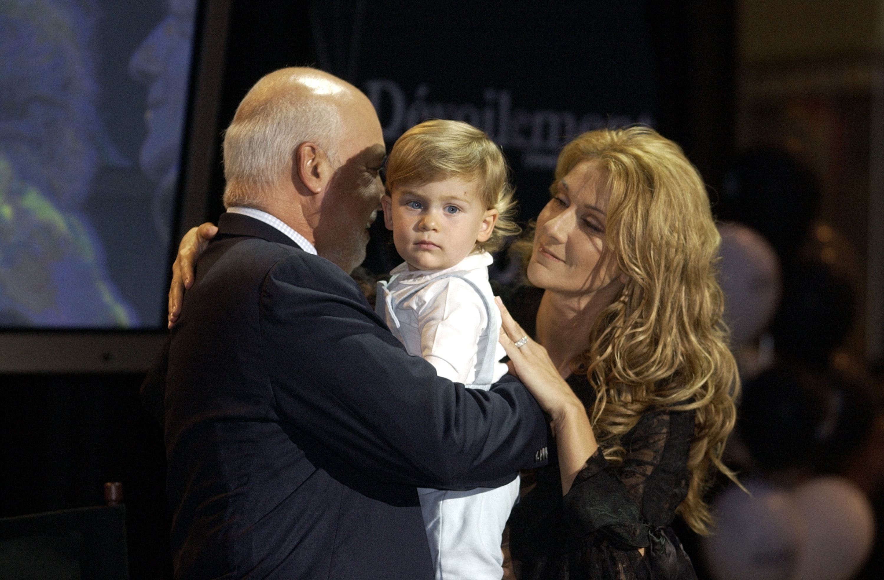 René Angélil, René -Charles y Céline Dion en el Foro Pepsi el 26 de septiembre de 2002 en Montreal, Canadá. | Fuente: Getty Images