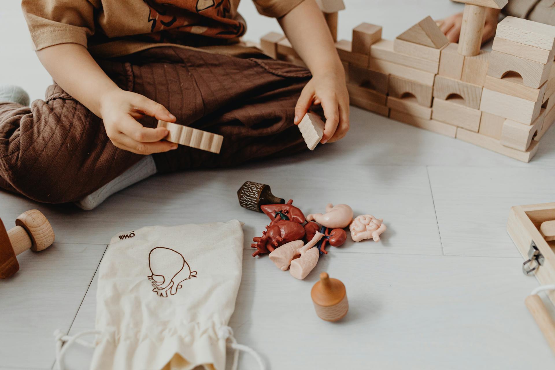 Un niño jugando con juguetes | Foto: Pexels