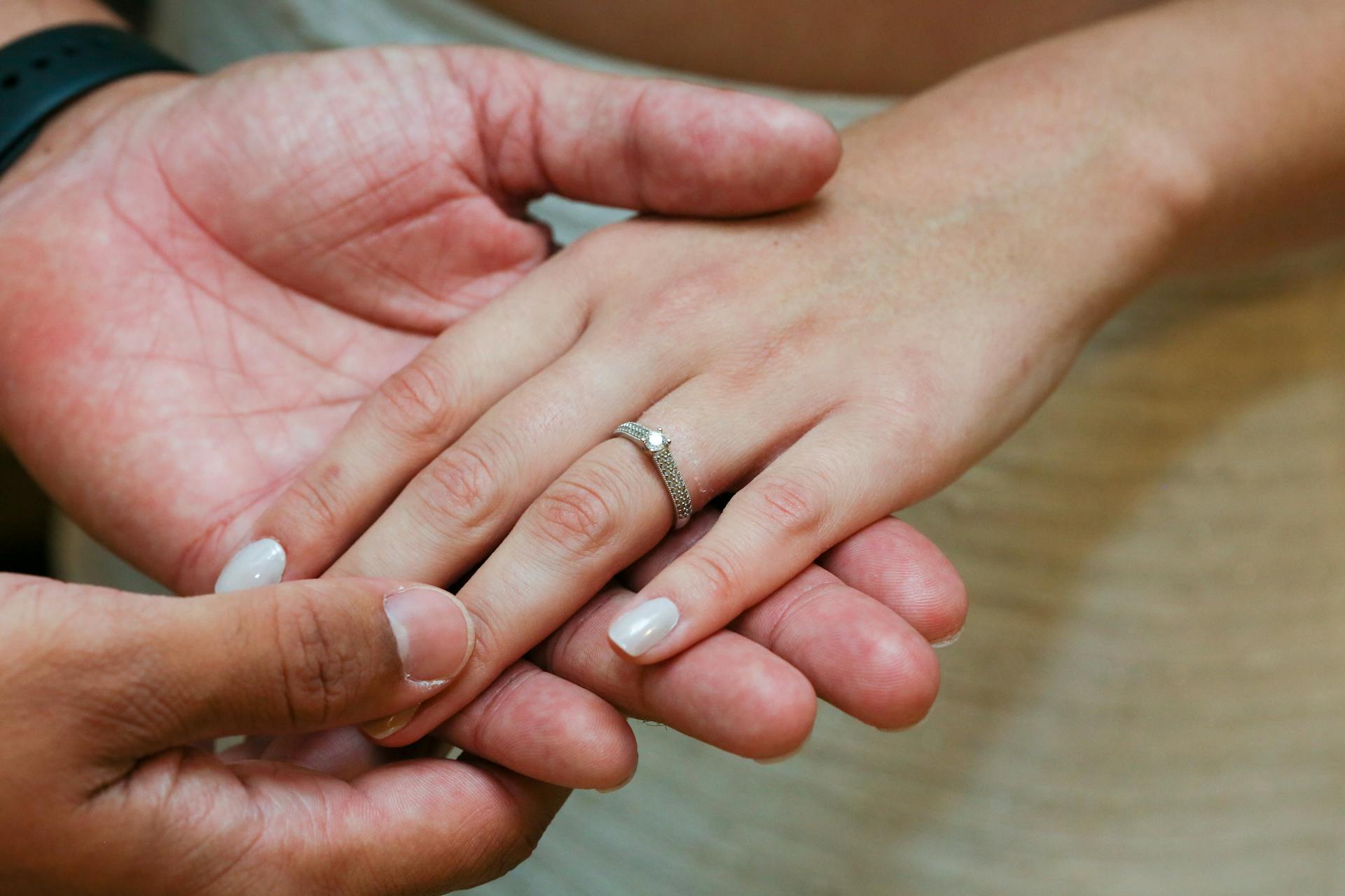 Primer plano de un hombre cogiendo la mano de una mujer | Fuente: Pexels