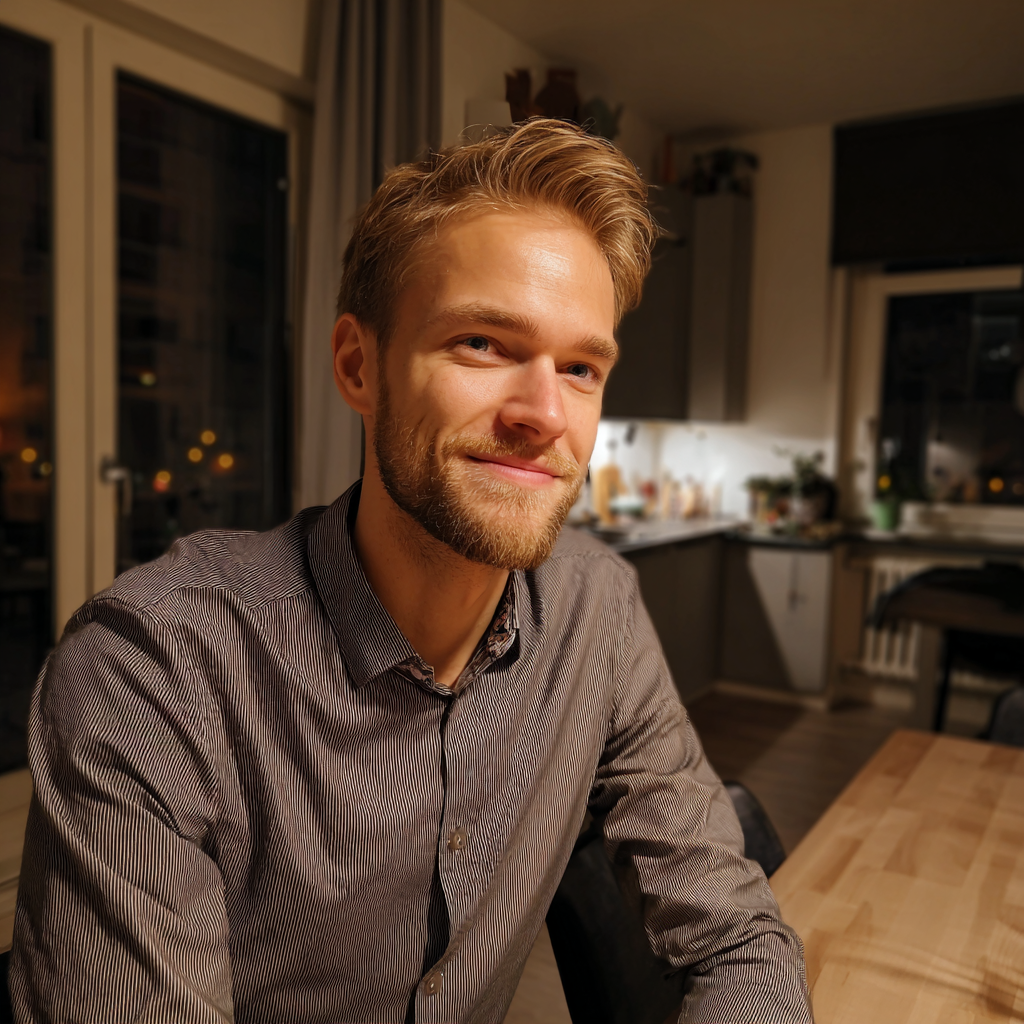 Un hombre sonriente sentado a la mesa de la cocina | Fuente: Midjourney