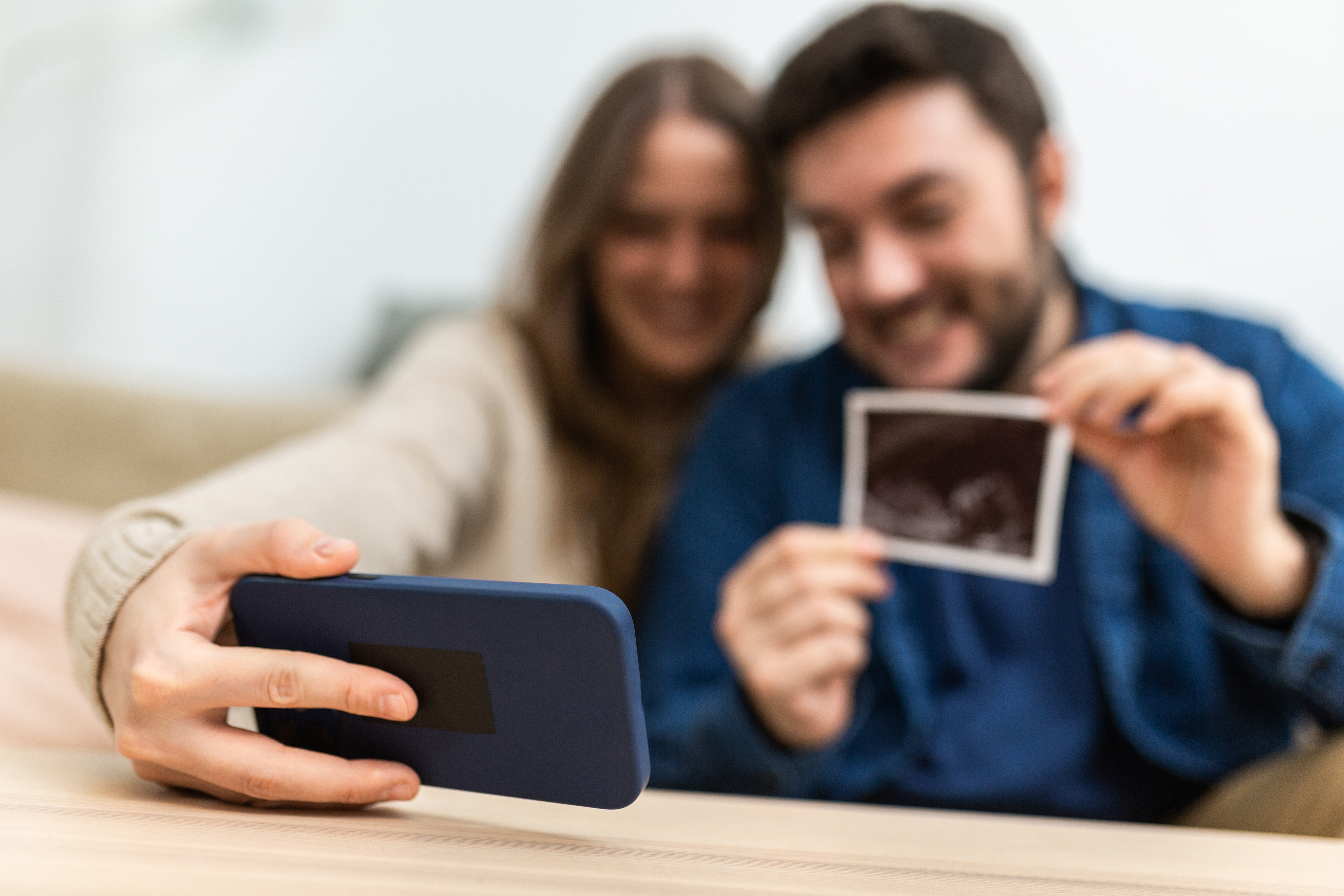 Primer plano de la mano de una mujer sujetando el teléfono en una videollamada. | Fuente: Getty Images