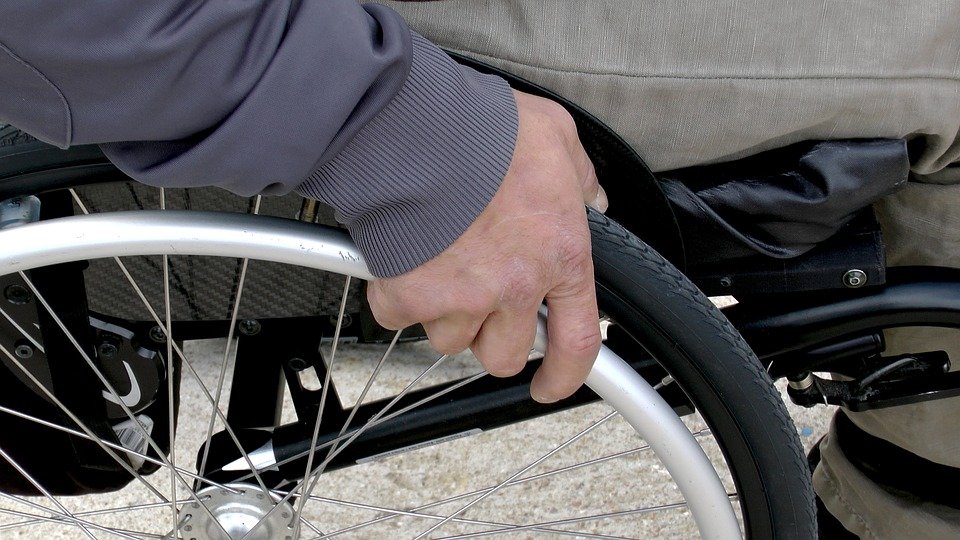 Un misterioso hombre en silla de ruedas se presentó en la boda de Sarah | Fuente: Pixabay
