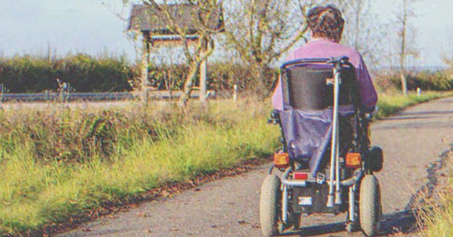 Una mujer mayor en una silla de ruedas | Foto: Shutterstock