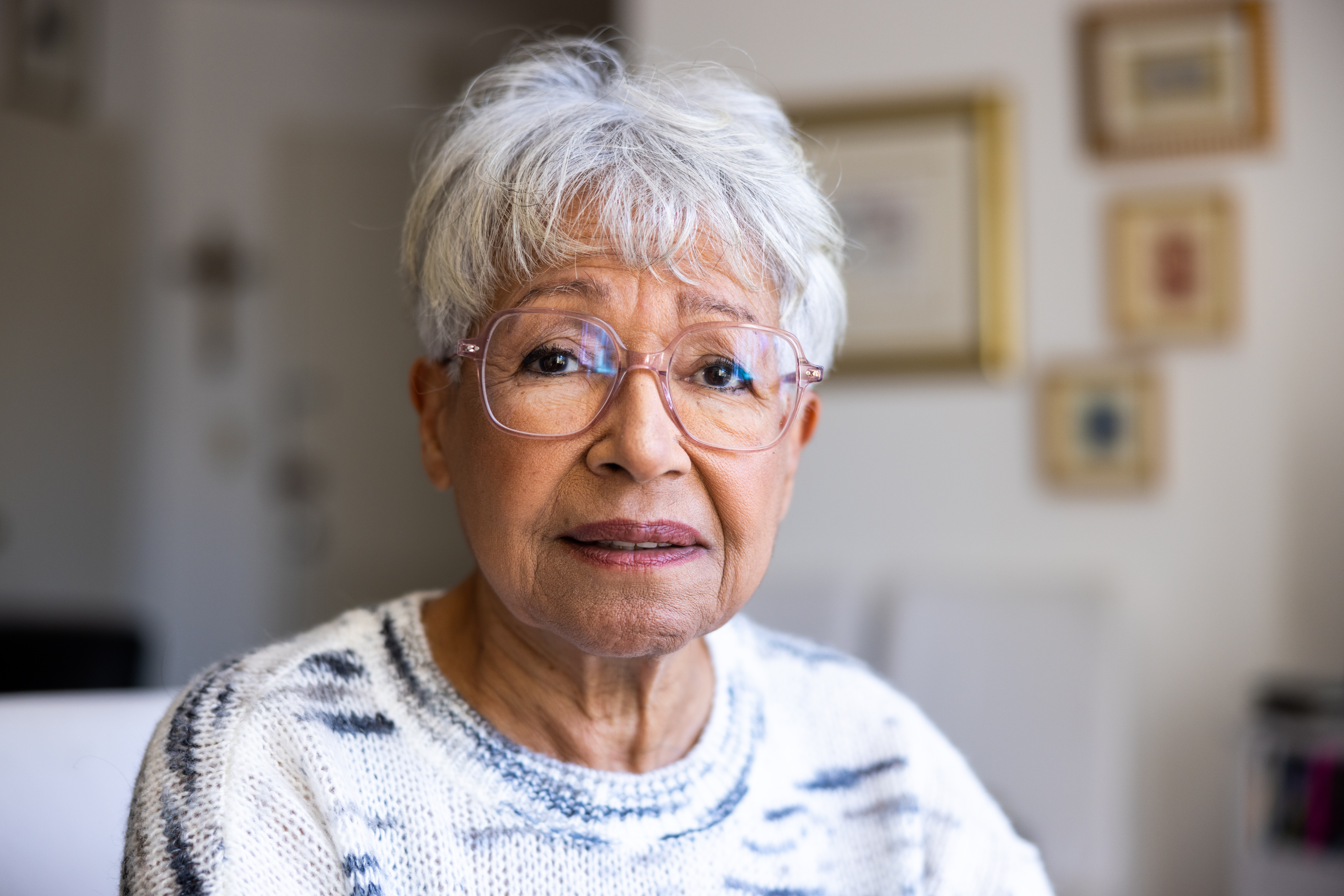 Retrato de una hermosa mujer mayor mestiza en su casa | Foto: Getty Images